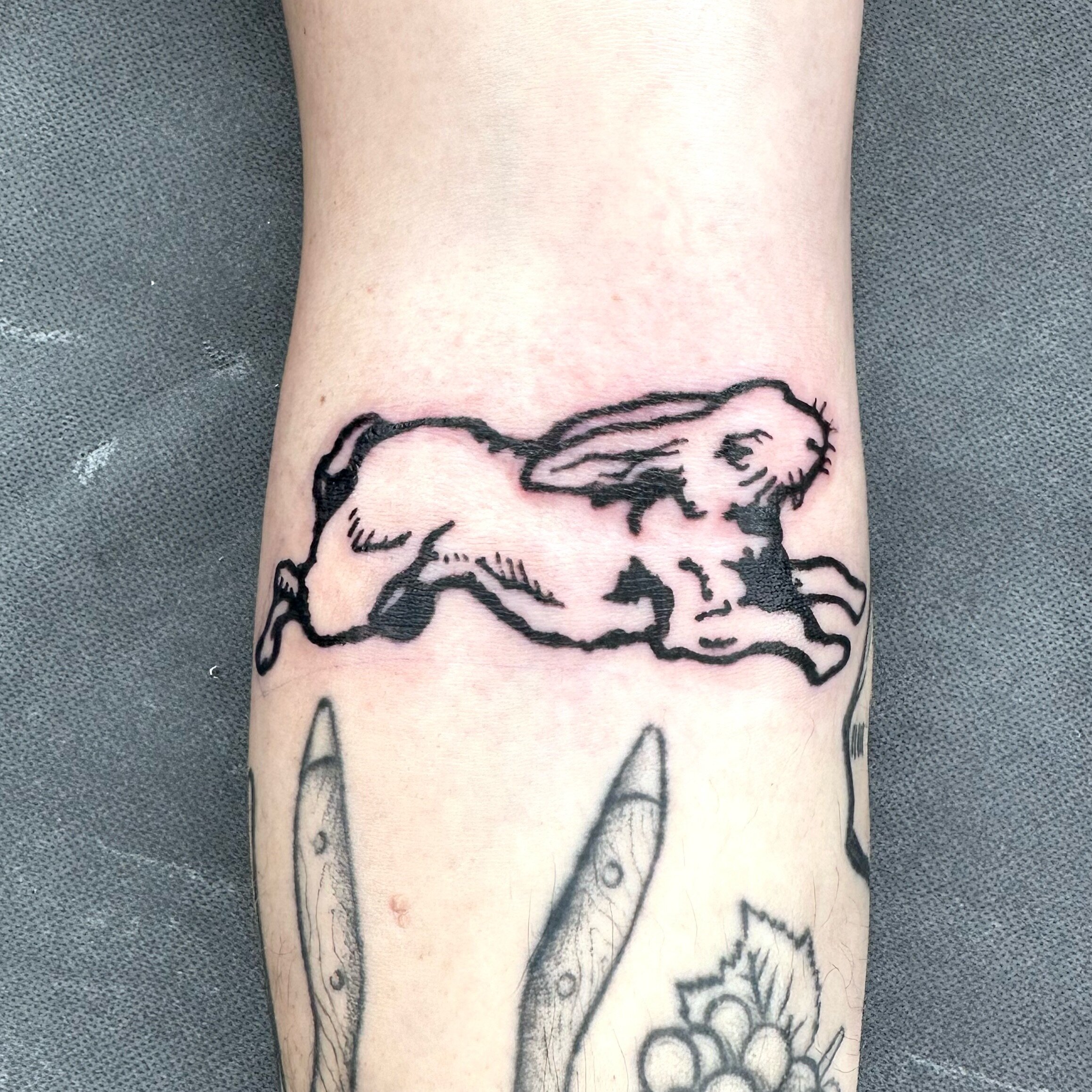 got to do this rabbit stamp right over the ditch on my chiller @alexhasacanon the other day, I love doing anime and manga pieces but I still love doing fun little stuff like this too, dm me to set something up!
.
.
.
.
.
.
.
.
.
#stamptattoo #linewor