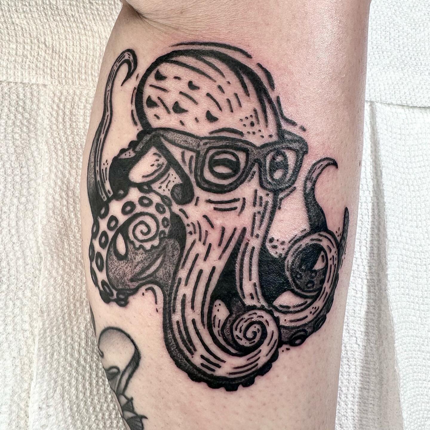 octopus that didn&rsquo;t wanna wear his contacts today, excited to continue adding more elements and new techniques to my tats. dm me so we can do something cool.
.
.
.
.
.
.
.
.
.
.
.
.
#octopus #octopustattoo #tattooshop #tattoo #allegory #allegor