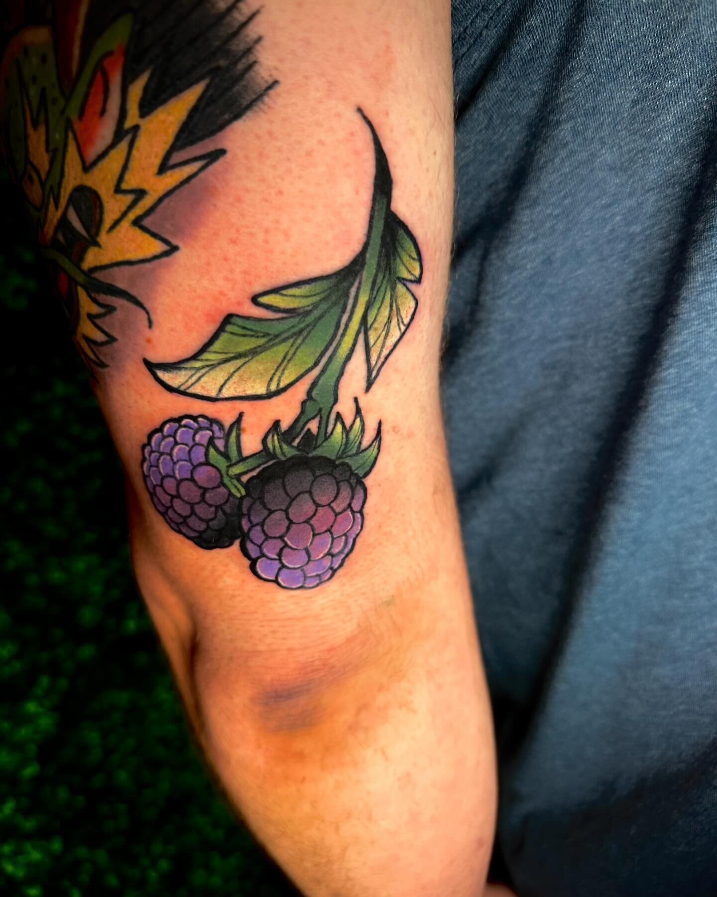 Some cool blackberries that I got to add to my man @aaronmck92 !! Always fun to hang out and do some cool work! 

If you&rsquo;re wanting some cool pieces hit me up for a custom or check out my available flash highlight! 

#fruit #fruittattoo #blackb
