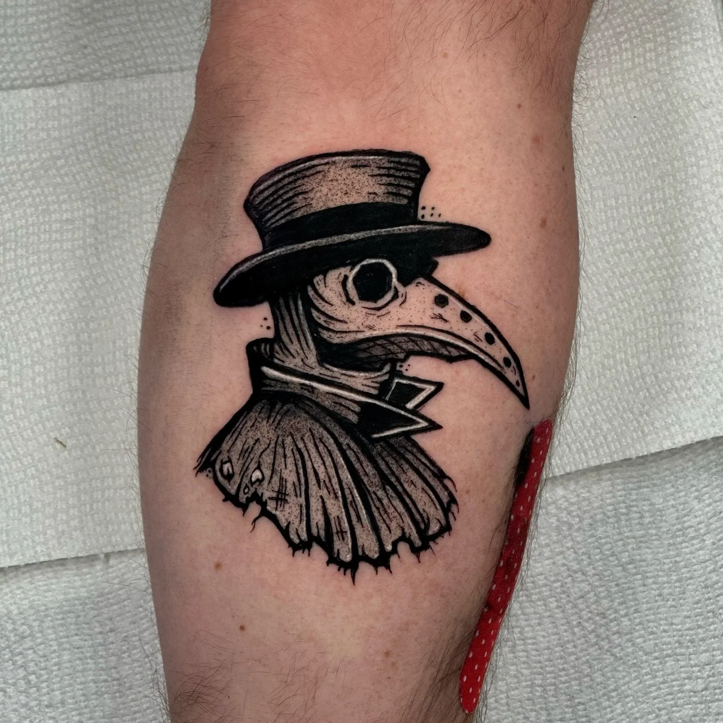 got to do this little plague doctor sticker recently and had a lot of fun with it. still love doing stuff in this style and would love to do more! fun fact, i always thought about getting a plague doctor mask tattoo myself because i love the dear hun