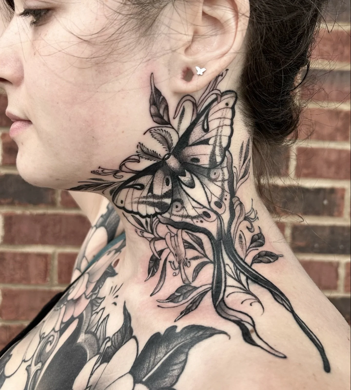 luna moth and honeysuckles on @ashleybrooke666 🤍🖤🤍🖤 she always lets me do my thing and is the most supportive 🤍🤍🤍 let&rsquo;s do more necks!! 

done @nimbus_tattoo 🤍

#tattoo #tattooartist #anime #animetattoo #butterflytattoo #kawaii #kawaiit