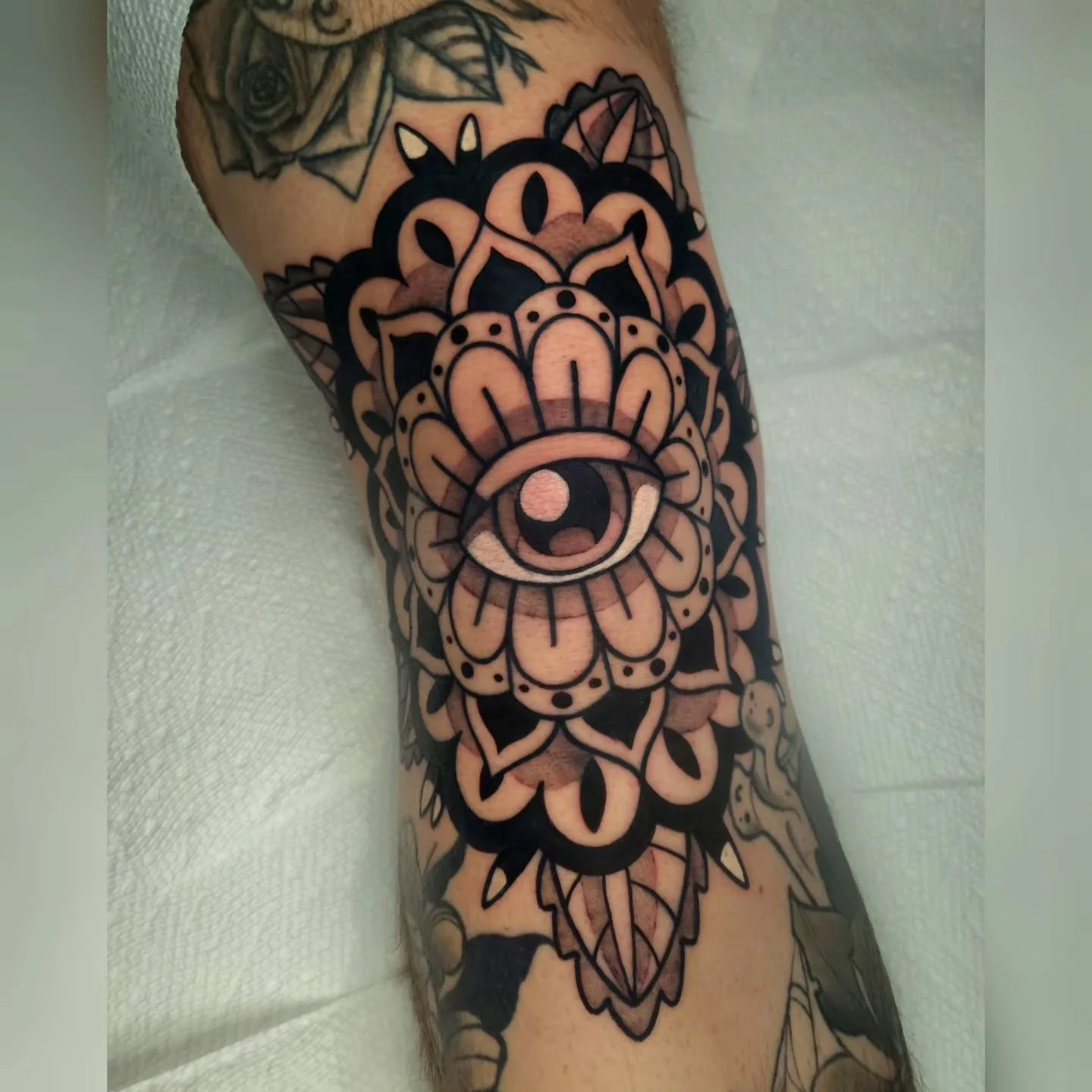 👁Knee cap trad mandala👁 reminding you guys I do more than just my usual kawaii pieces. I love doing trad, its so nice to break away and do something different now and then🖤
👁
👁
All of 2026 is open! Dm or hit my booking link to send in a request✨