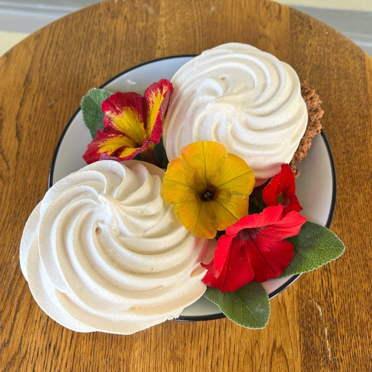 We have some extra sweet treats right now! Our newest creation - meringues! We have regular and deluxe 😋 the deluxe have a biscotti cookie base and the regular are gluten free. #buenaluz #bakery #portangeles