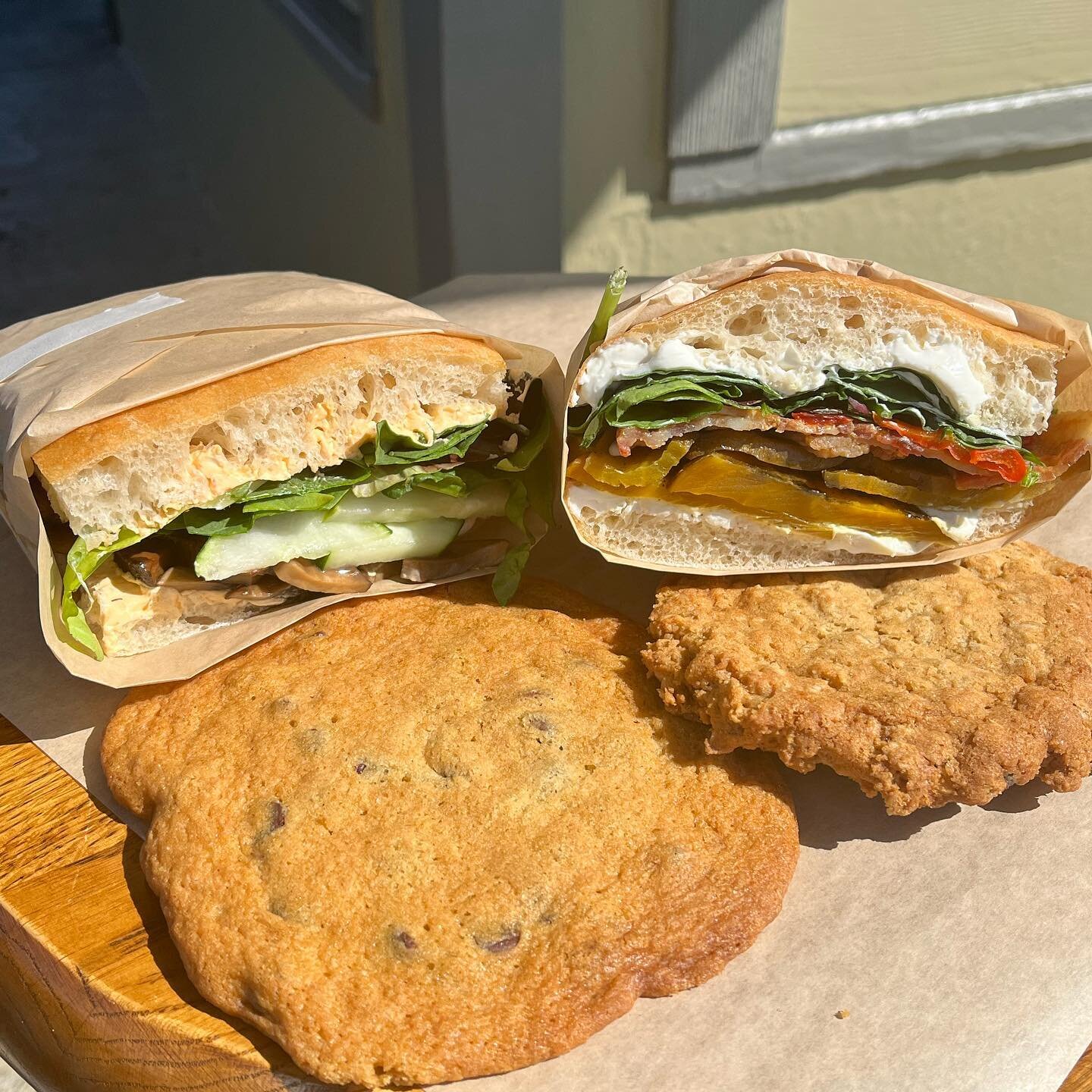 Dreaming of picnics on the lake these hot, sunny days! Come grab a sandwich, cookie, and iced drink on your way! ☀️💦 #buenaluz #bakery #portangeles