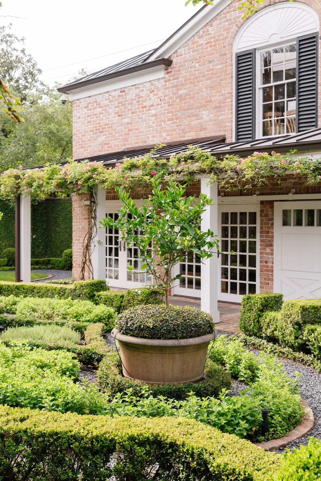garden-girls-houston-texas-portfolio-river-oaks-parterre-april-2026-01.jpg
