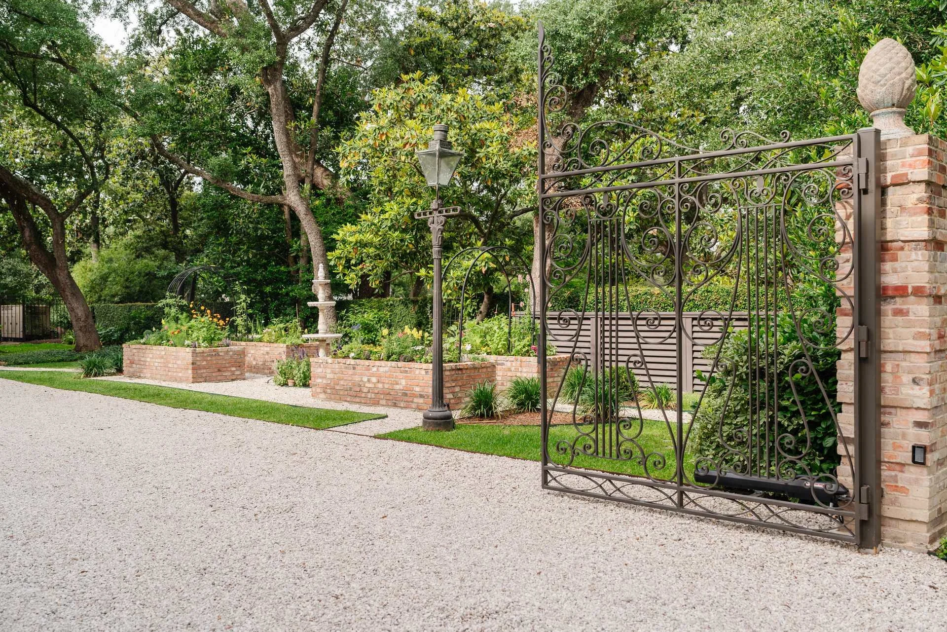 garden-girls-houston-texas-portfolio-regal-river-oaks-April-2026-01.jpg