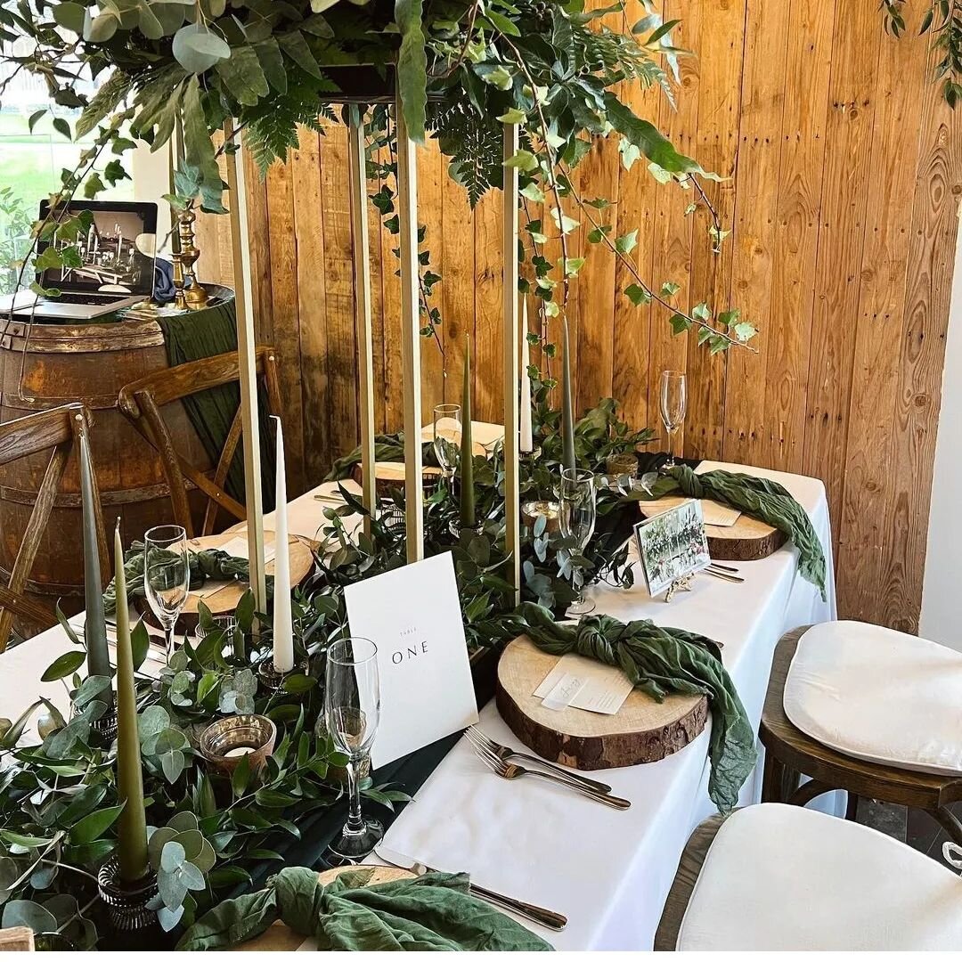 🍃 *** GREEN ON GREEN *** 🍃 
 
You can never have enough of it, I say..... 

A big trend this wedding season as many are now moving away from the pampas grass and turning to a more fresh look. 

You can't get much fresher than an abundance of eucaly