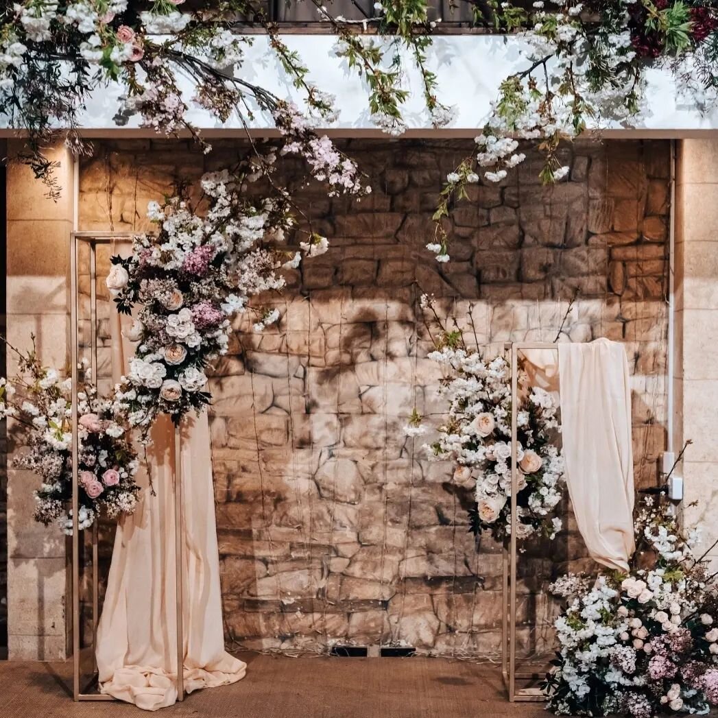 Another mind blowing 🤯 image sent by a lovely couple, using our wedding arch drapes to create this masterpiece