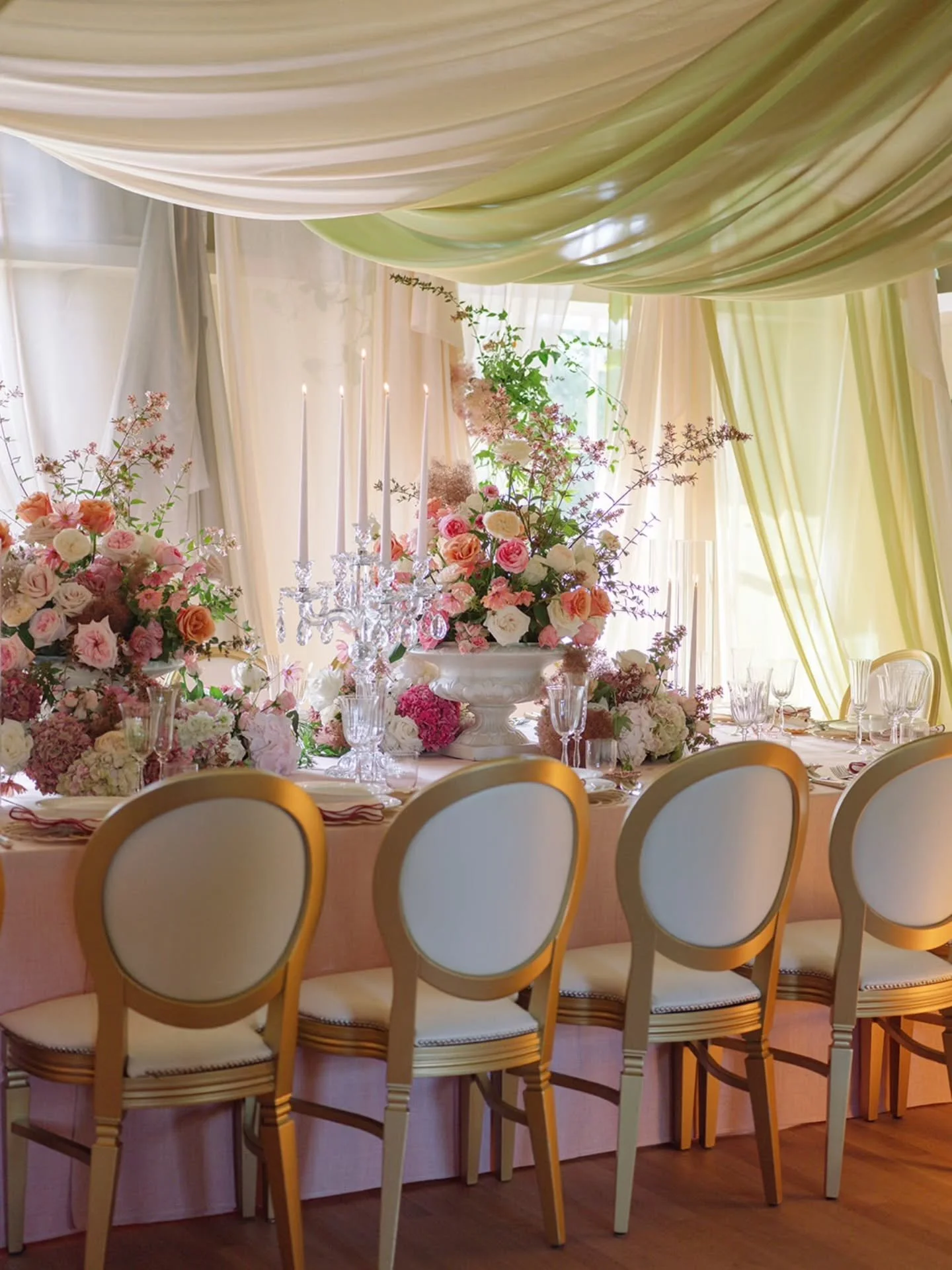 Obsessed with the colour palette here. The combination of the flowing fabric and delicate flowers in this installation is just stunning.

Planner: @rosiegreenevents
Floral Designer: @dreamboatsandcarousels
Venue: @dentonreserve
Photography: @kamilano