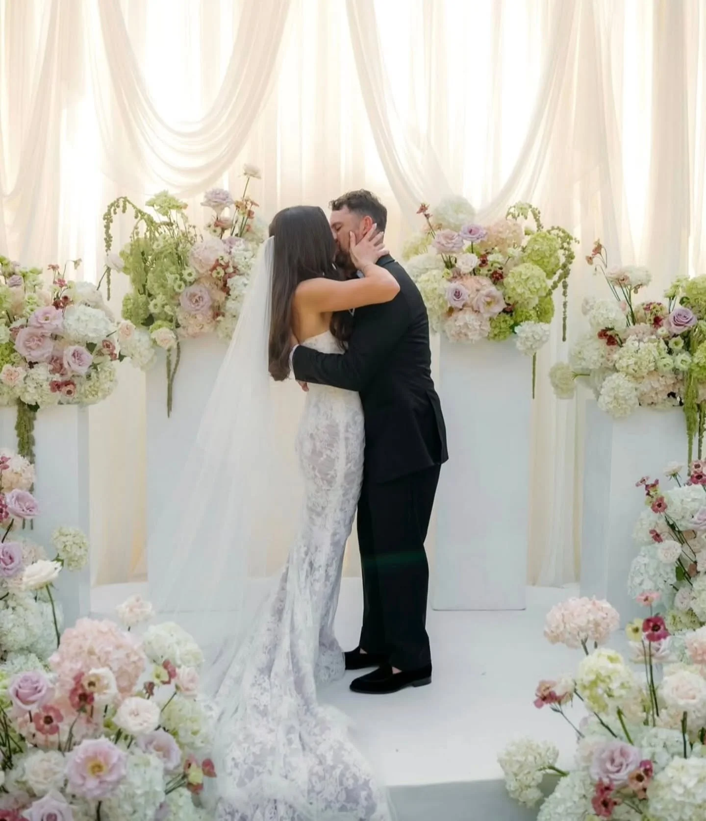 There is nothing more rewarding than seeing a bride and groom so happy and in love and knowing you had a little part in making that happiness. 

Working with @enesenciadesigns and @mallorca_love_story to help create this setup was an absolute pleasur