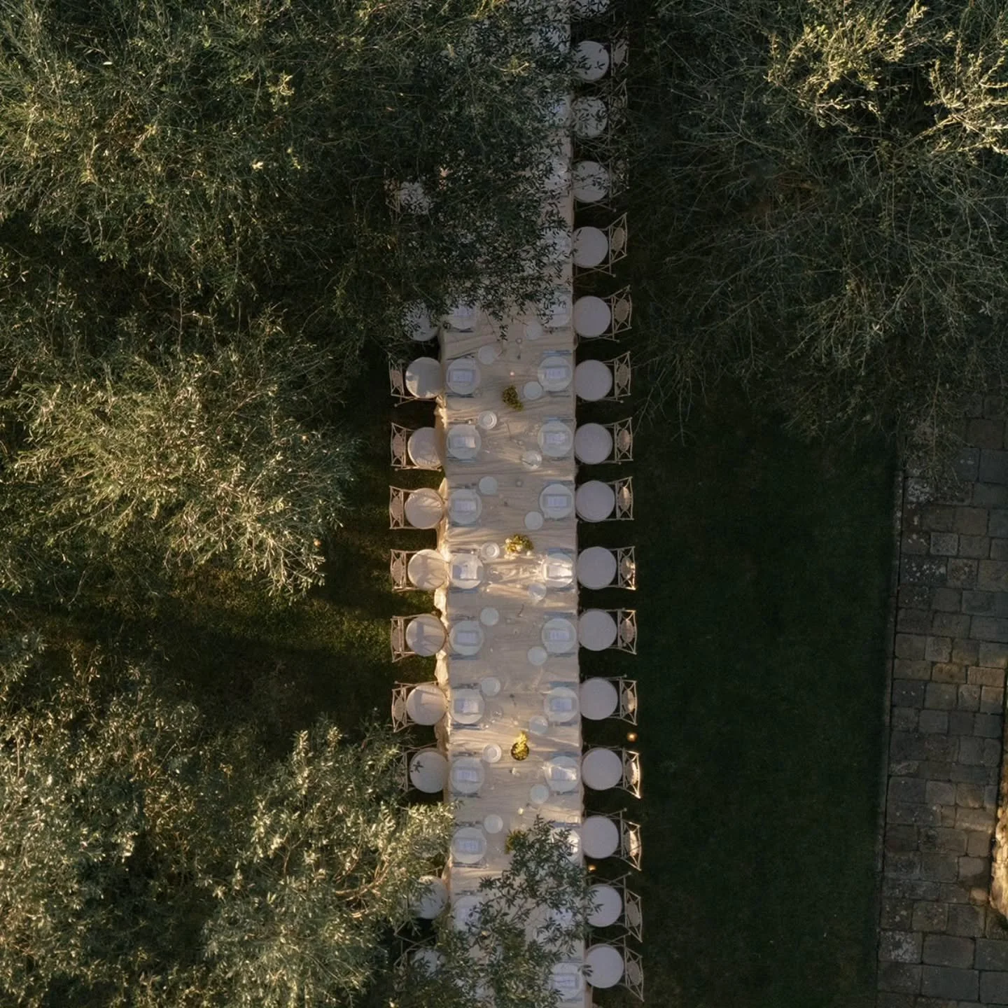 We never get bored of these aerial shots, and these were beautiful in Tuscany. @castello_di_bibbione 
Created just for @paudictado @petersukjin for their rehearsal dinner. 

Planner:&nbsp;@bloomandgrowevents

Venue:&nbsp;@castellodibibbione

Hair Art