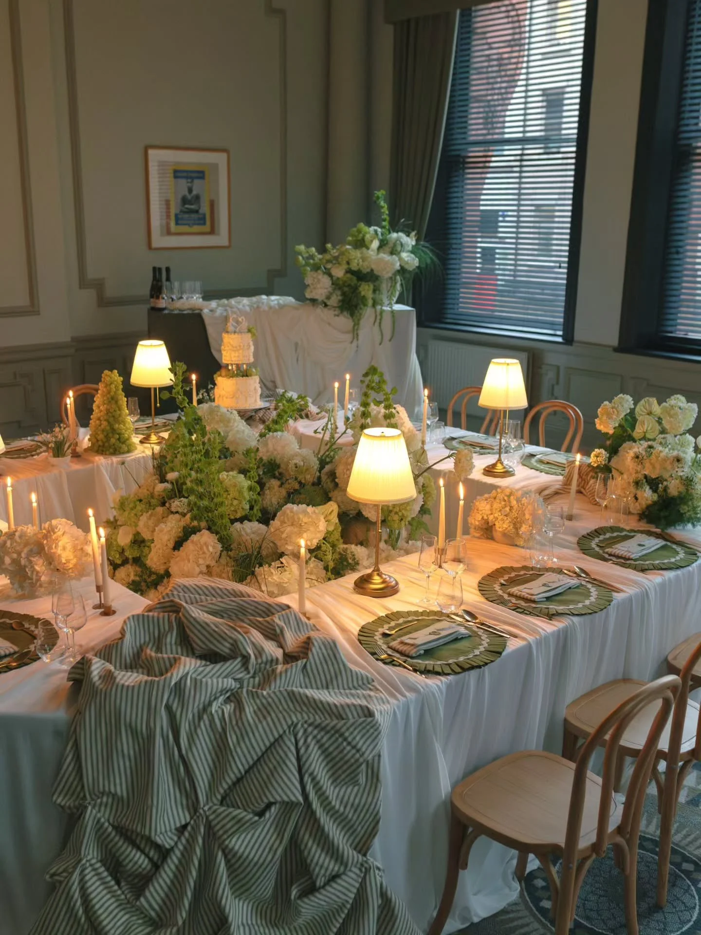 Trading the 200-person guest list for a 20-person candlelit feast? Honestly, it&rsquo;s the ultimate 2026 power move.

Venue: @the_met_hotel 
Styling and planning: @beatiesevents 
Photography: @taylarjaydephotography 
Models: @estelleandyounes 
Flora