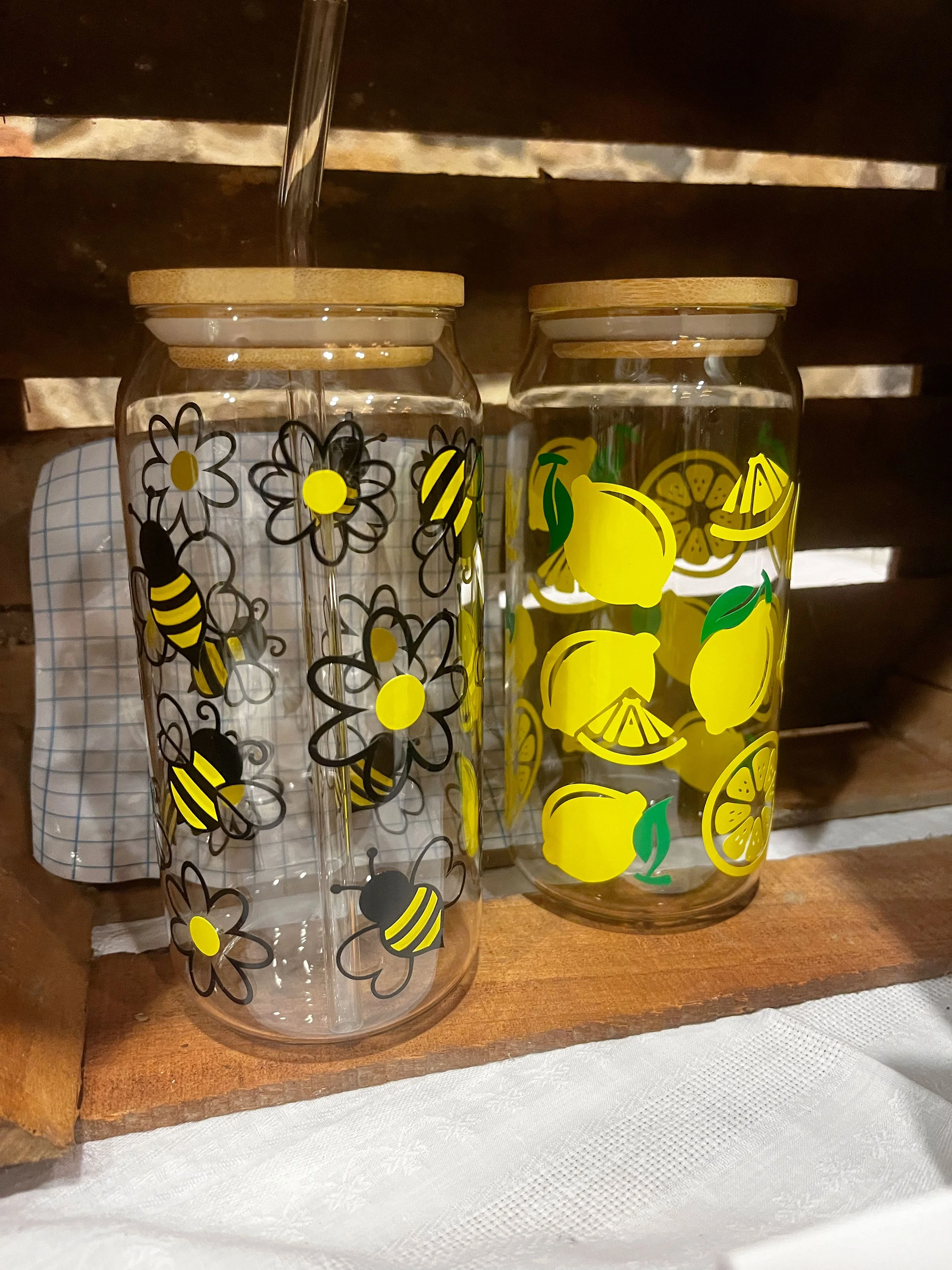 Glasbecher mit Strohhalm und Holzdeckel