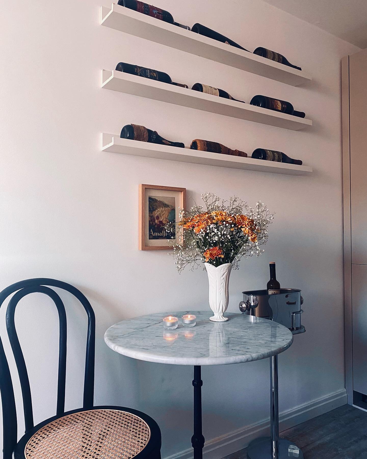 How to feel like Beyonc&eacute; by putting up a shelf&hellip;

In my last house when I was first redecorating, I decided that I was going to start making a little office space for myself. High off a trip to ikea, I came home with all my blue bags of 