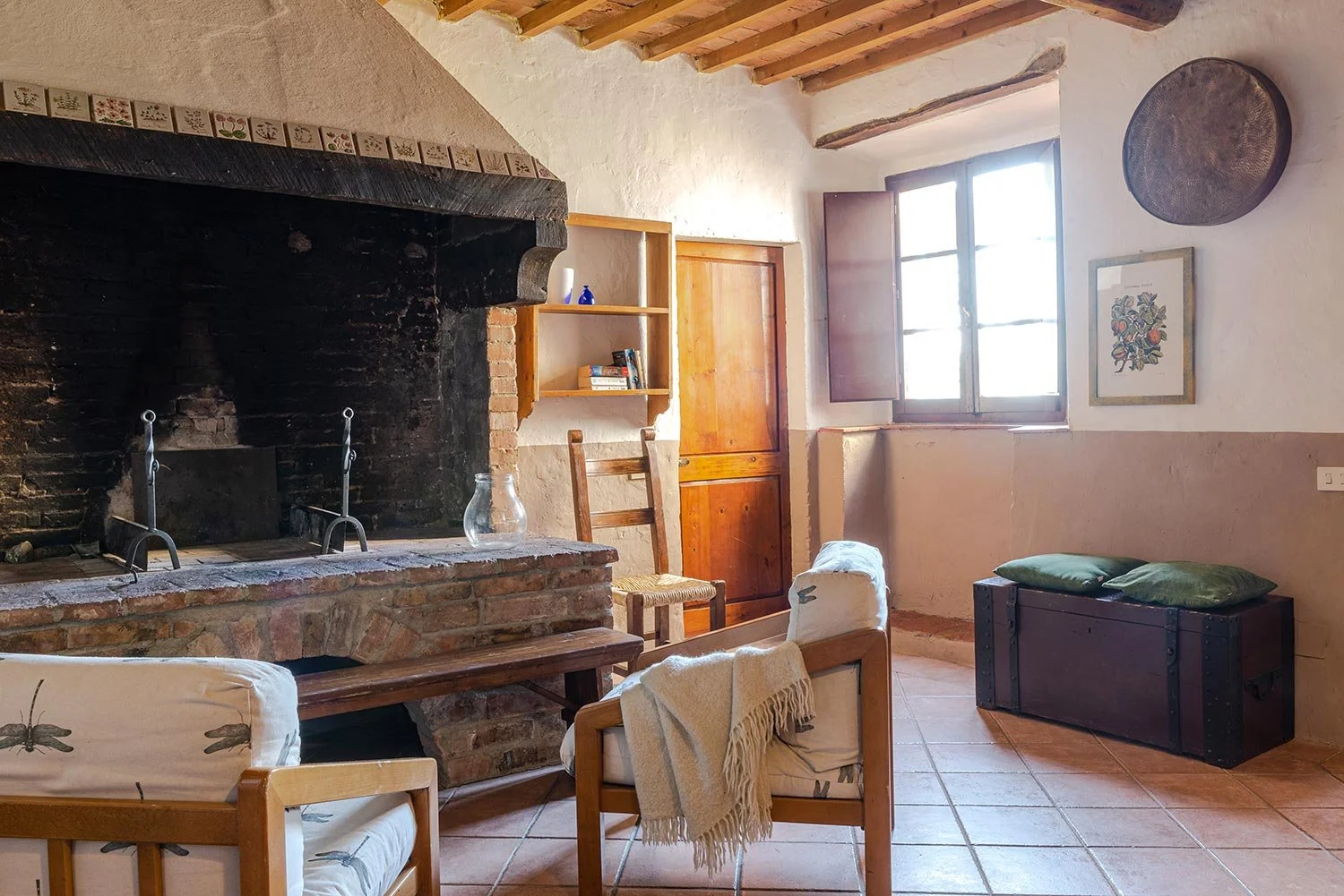 Pini, fireplace