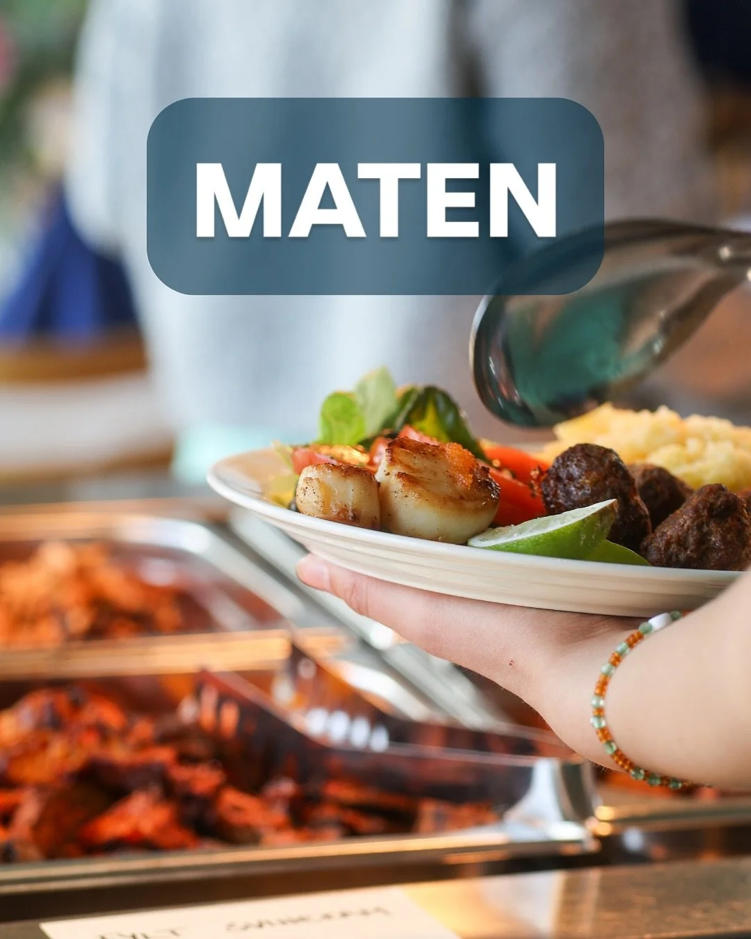 Lurer du på hvordan maten på Sogndal folkehøgskule er? 
Vi er superstolte av kjøkkenet vårt som serverer elevene våre næringsrik, smakfull og kortreist mat. At de utfordrer med nye smaksopplevelser, at mat