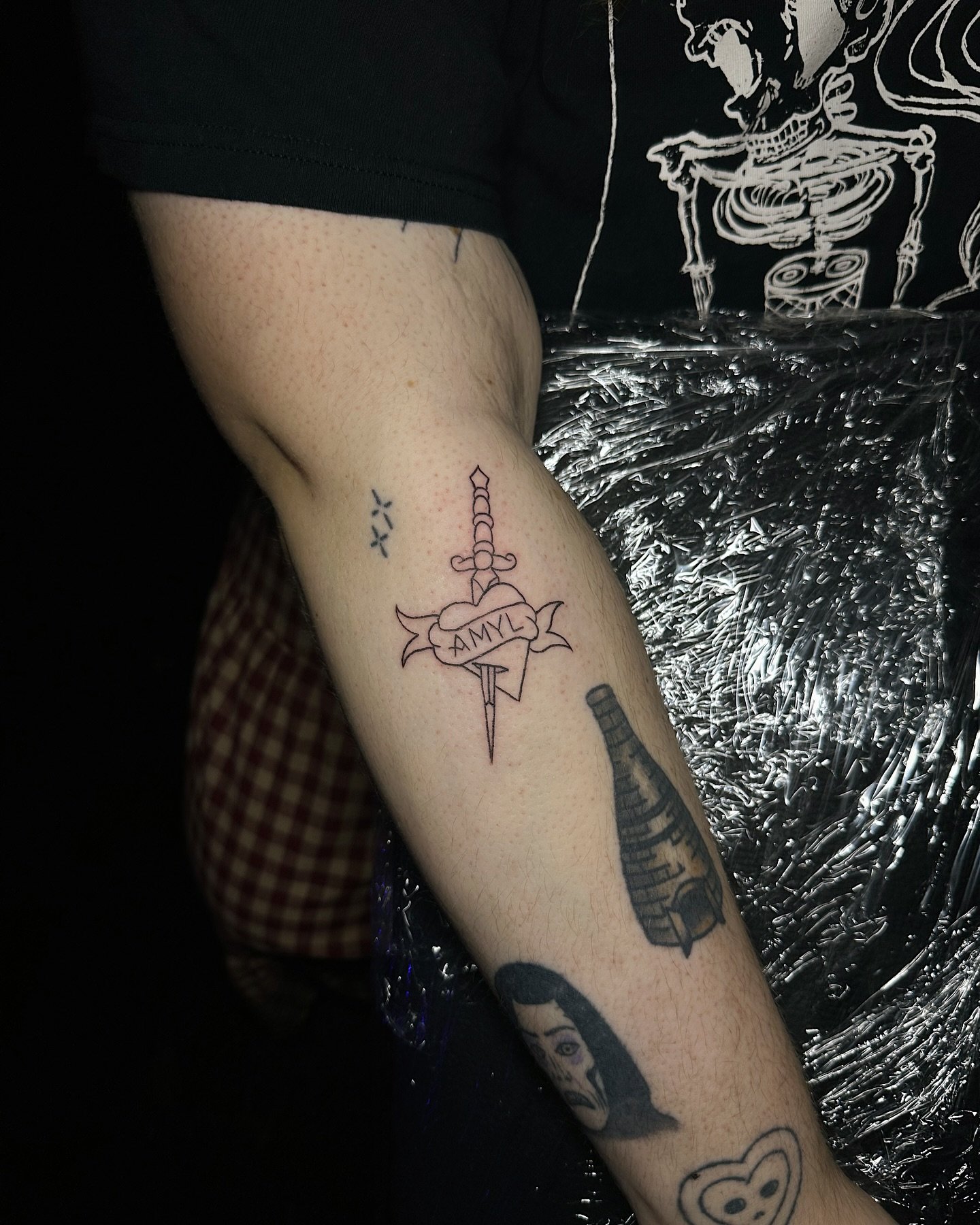 Throwback to tattooing at the Amyl and The Sniffers album party for Cartoon Darkness at the end of last year ⚡️ 

Video by Rough Trade Records