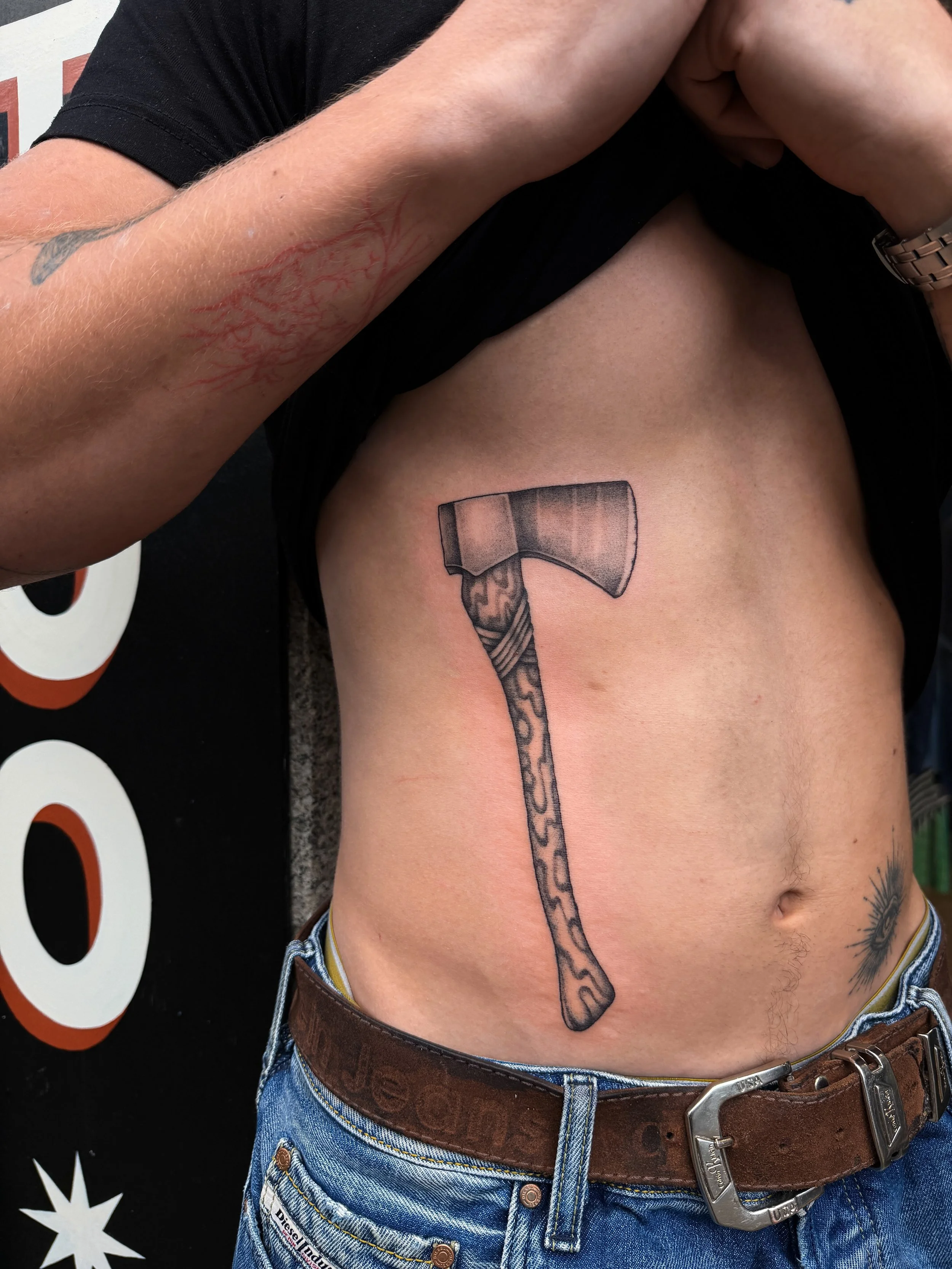 Axe for Tide, done during my guest spot at @godspeed.pz. Thank you for having me 🖤