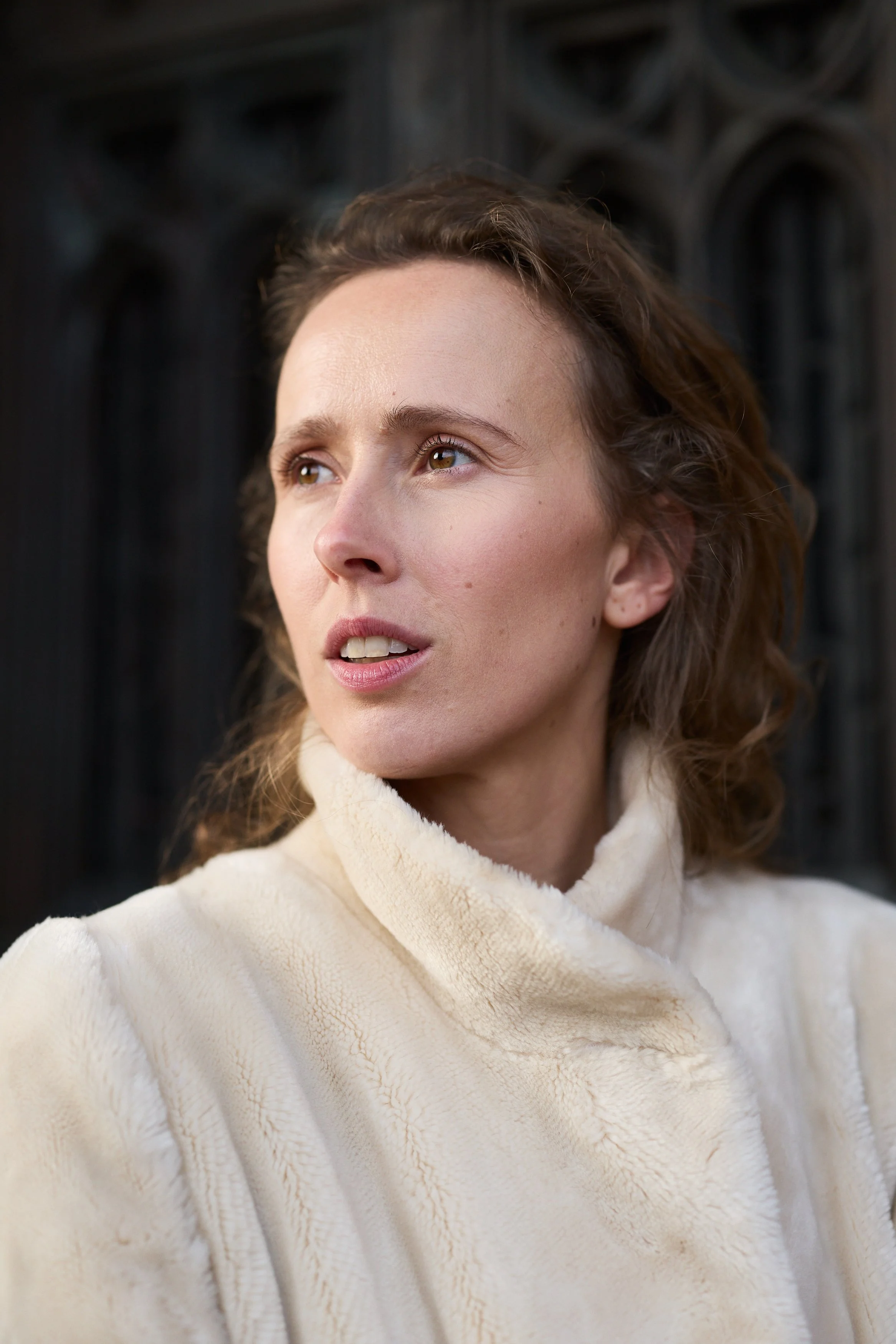 ANTONIA LABS WINTERLICHES PORTRAIT MIT BLICK IN DIE FERNE