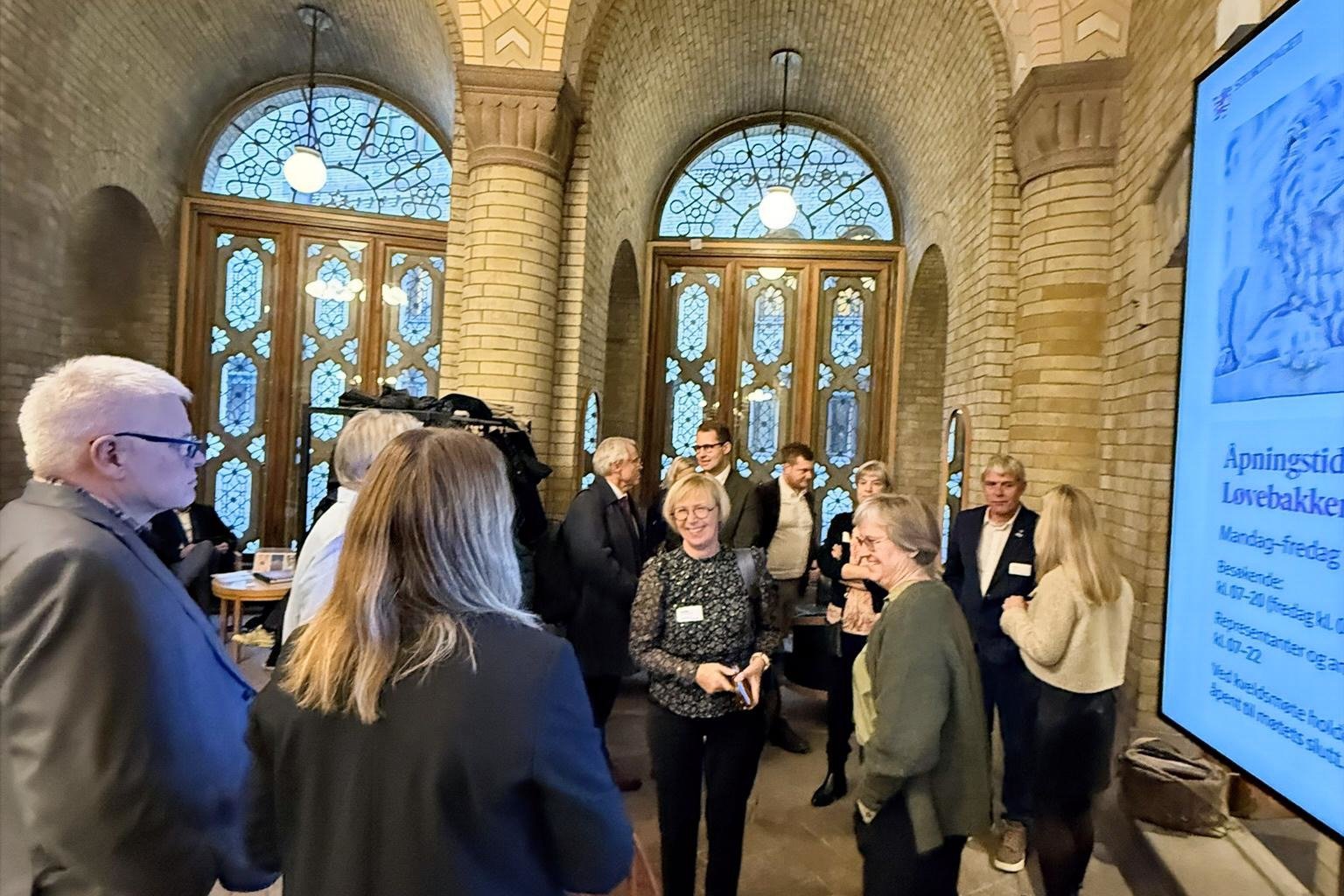 venter på møter Stortinget.JPG