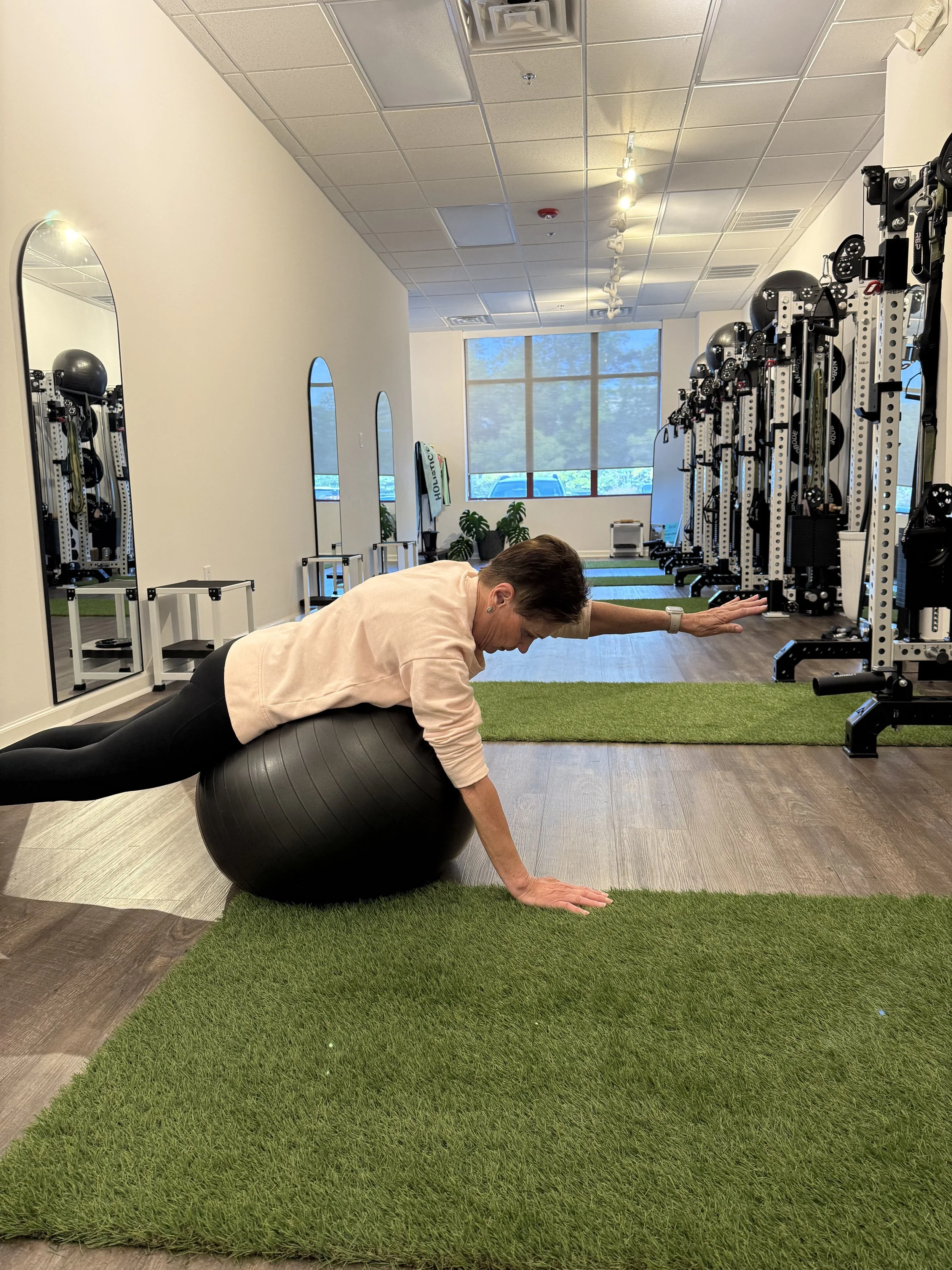 Black and white illustration of a cityscape with tall buildings, trees, and a cloudy sky.
