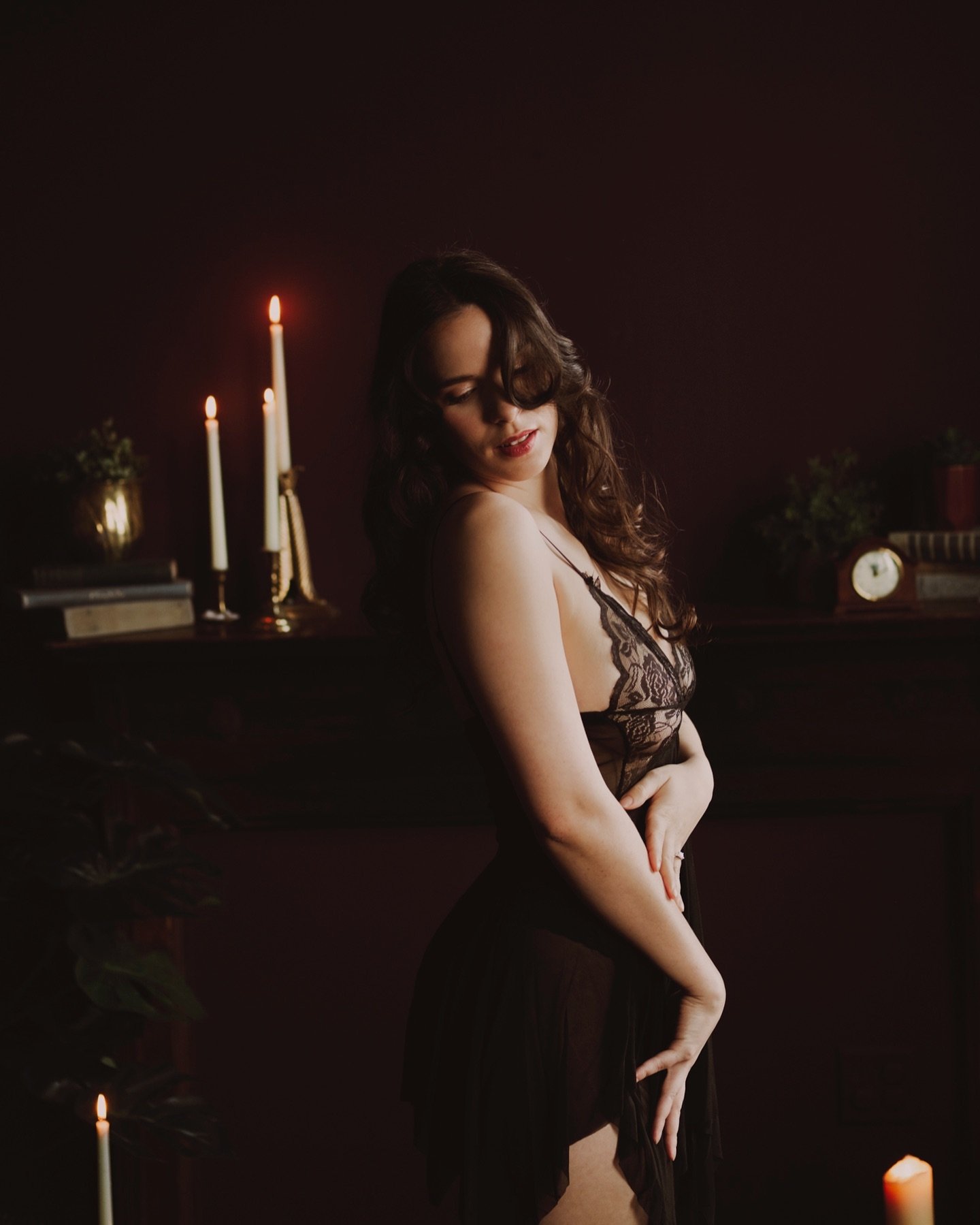 midnight candlelight 🖤🕯️

HMU @beautebybianca 
Photo @eviehansford 

#boudoir #edgy #lingerie #makeup #brunette #women #empowerment #beauty