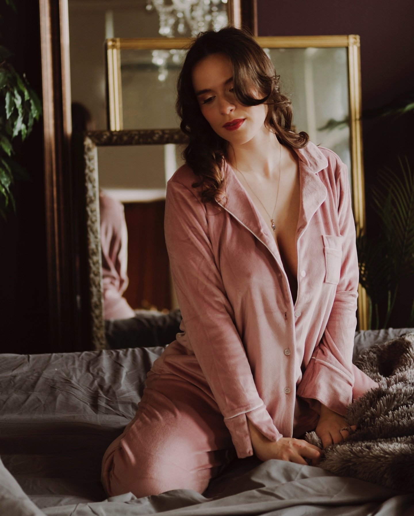 Don&rsquo;t get us wrong&hellip; we love lingerie. But we always tell our girlies they can bring anything that makes them feel beautiful to the session ✨

Including: PJ&rsquo;s, T-shirt&rsquo;s, Flannels, Sweaters, Robes, Accessories, and more ;)

#b