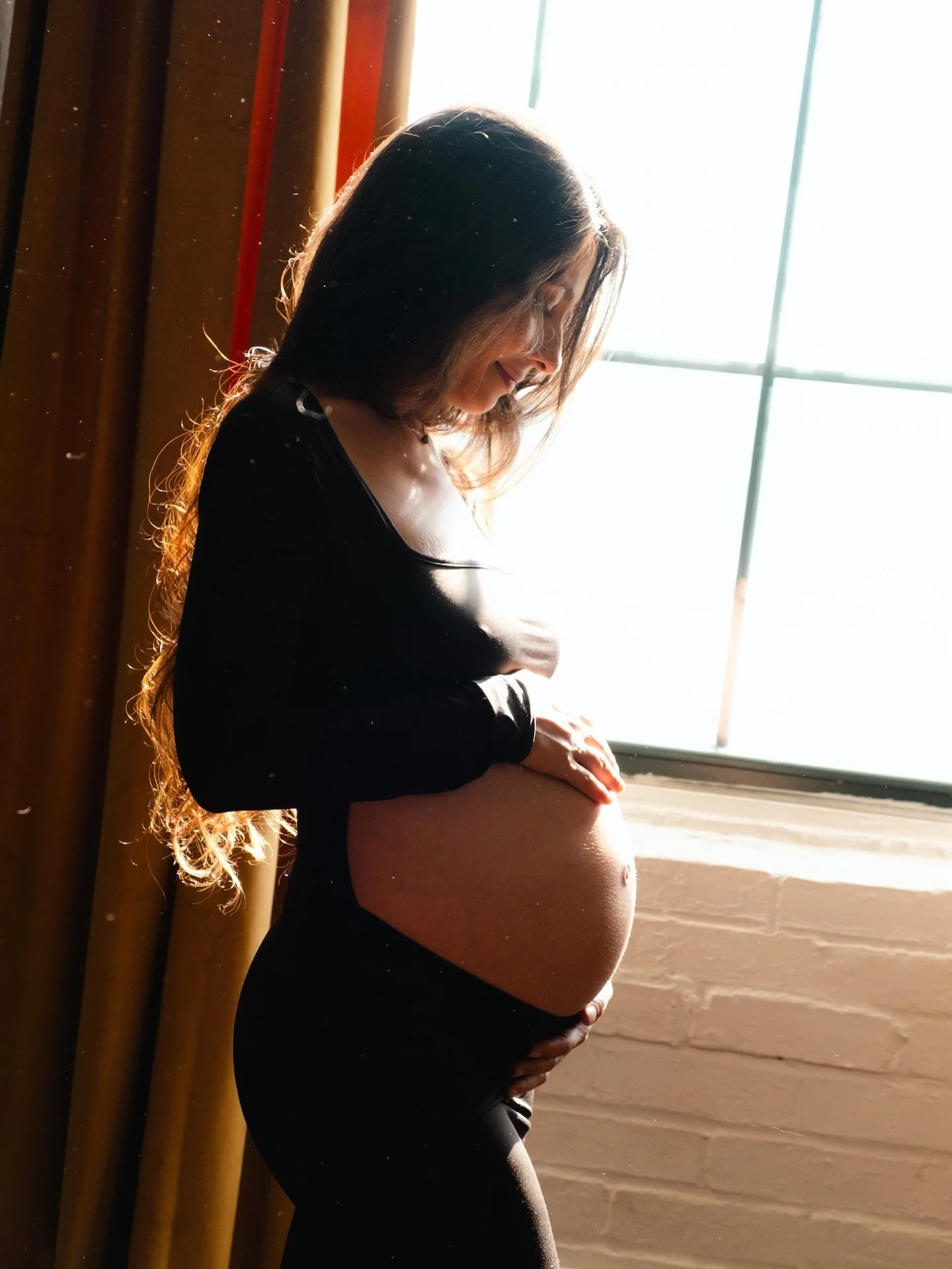 sunlit moments ✨

hmu @madhairandmua 

#maternity #maternityphotoshoot #pregnancyisbeautiful