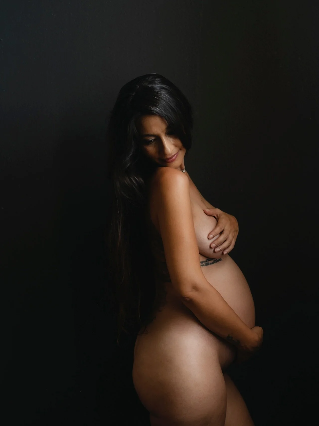 sometimes the best outfit is no outfit ✨

A magical maternity session in the studio :)