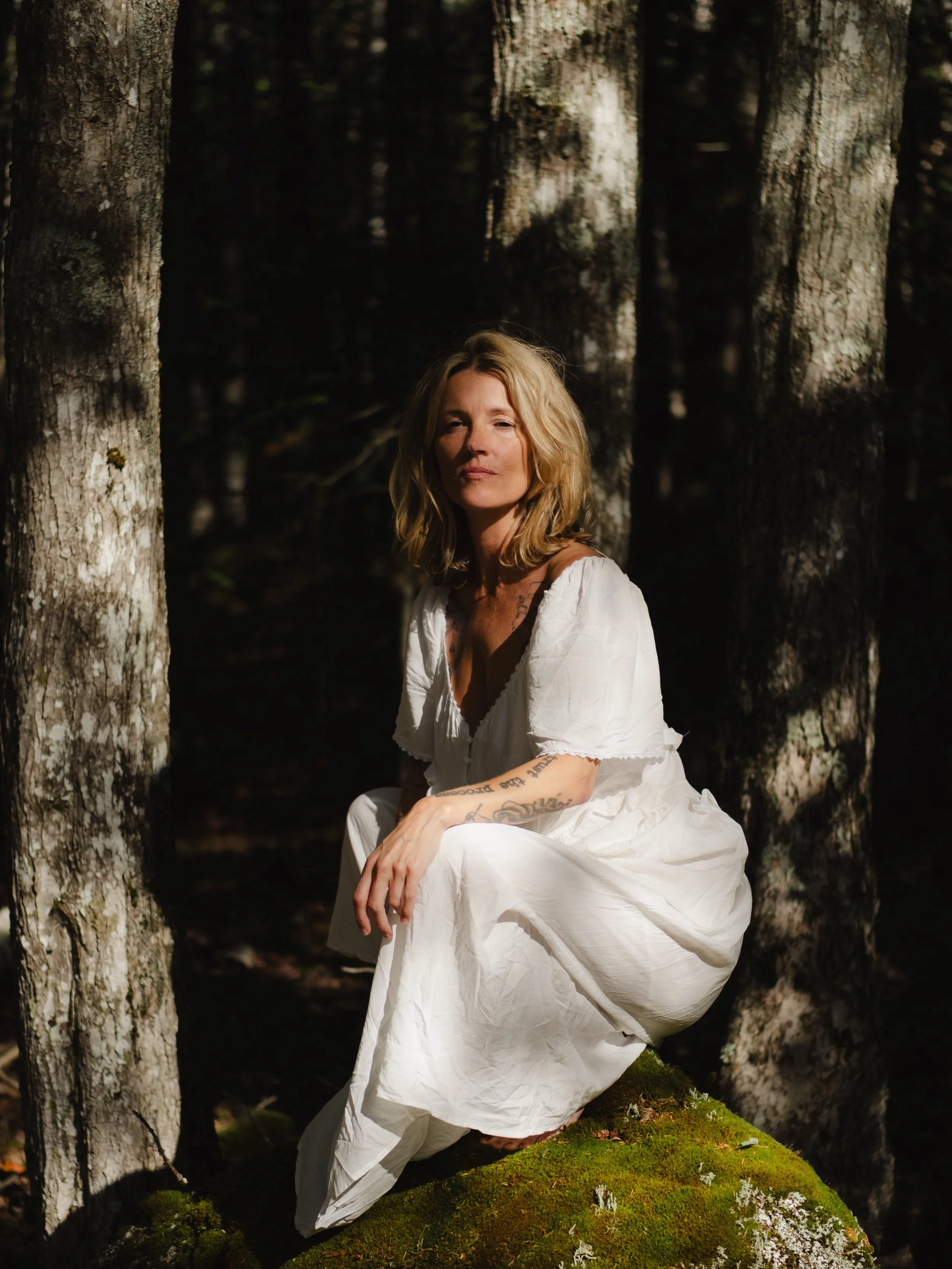 Forest backdrops for the win. Nature makes everything more magical. I&rsquo;m obsessed with these portraits of my girl Alli @apharmakis 🤍