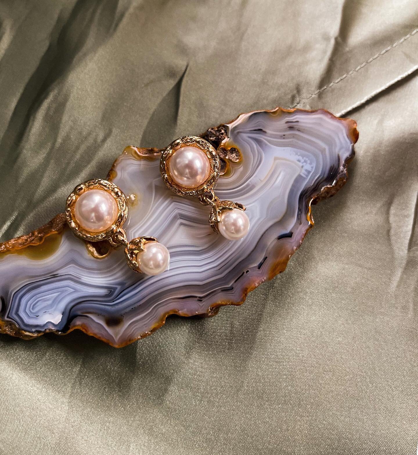 𝘓𝘓27
𝐒𝐨𝐩𝐡𝐢𝐞 Drop Earrings $109
&mdash;
喜歡誇張款耳環的美女不容錯過！仿珍珠耳環令復古風也可以輕鬆get😍冬季飾品就是缺了一對珍珠耳環啊🧡