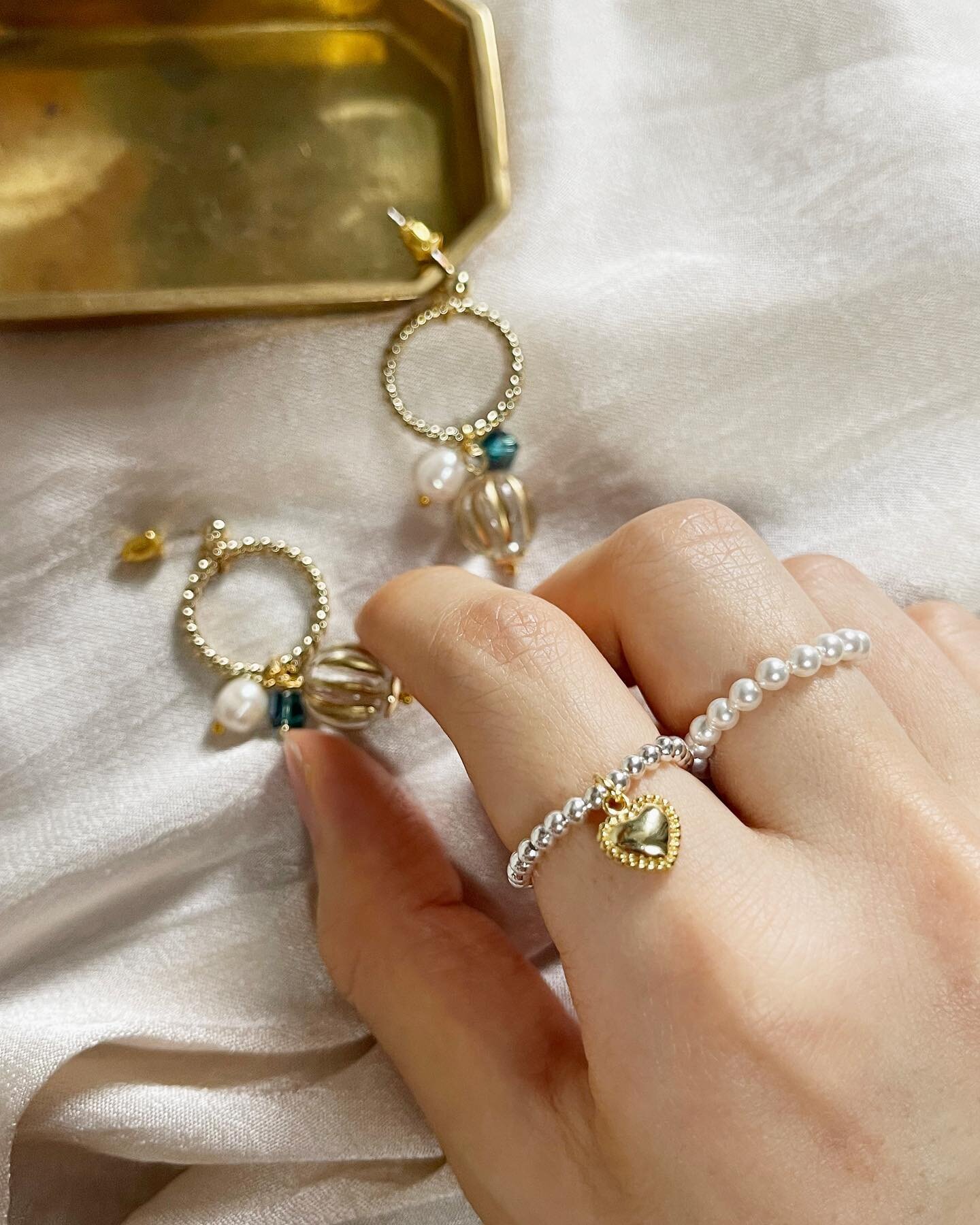 LR08 (Left) 𝐆𝐢𝐯𝐞 𝐲𝐨𝐮 𝐦𝐲 𝐡𝐞𝐚𝐫𝐭 Ring $119
LR09 (Right) Minimal French Ring $89
&mdash;
𝘓𝘓32 
𝐁𝐞𝐥𝐥𝐢𝐚 Earrings $129 （可轉耳夾）
-
春夏天款的𝐁𝐞𝐥𝐥𝐢𝐚，透明珠加上珍珠，不會太過誇張🧚&zwj;♀️
十分推薦穿碎花裙的裝扮💓💓

#littlesscohk #hkig #hkjewellery #hkjewelry #hki