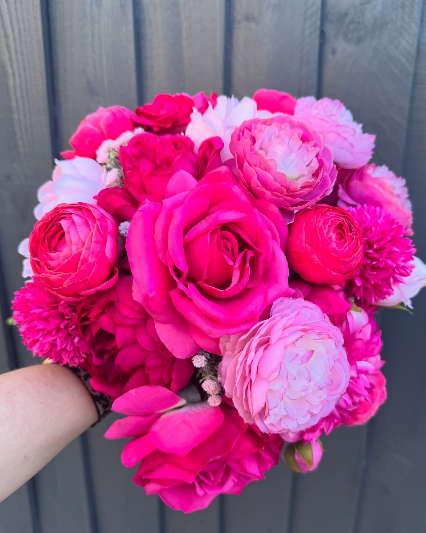 Had to give this beauty another moment in the spotlight! Still totally obsessed with how bold, romantic and fun this bouquet turned out. Pink lovers &mdash; this one&rsquo;s for you! 🩷

Planning your 2026/2027 wedding? Let&rsquo;s create something u