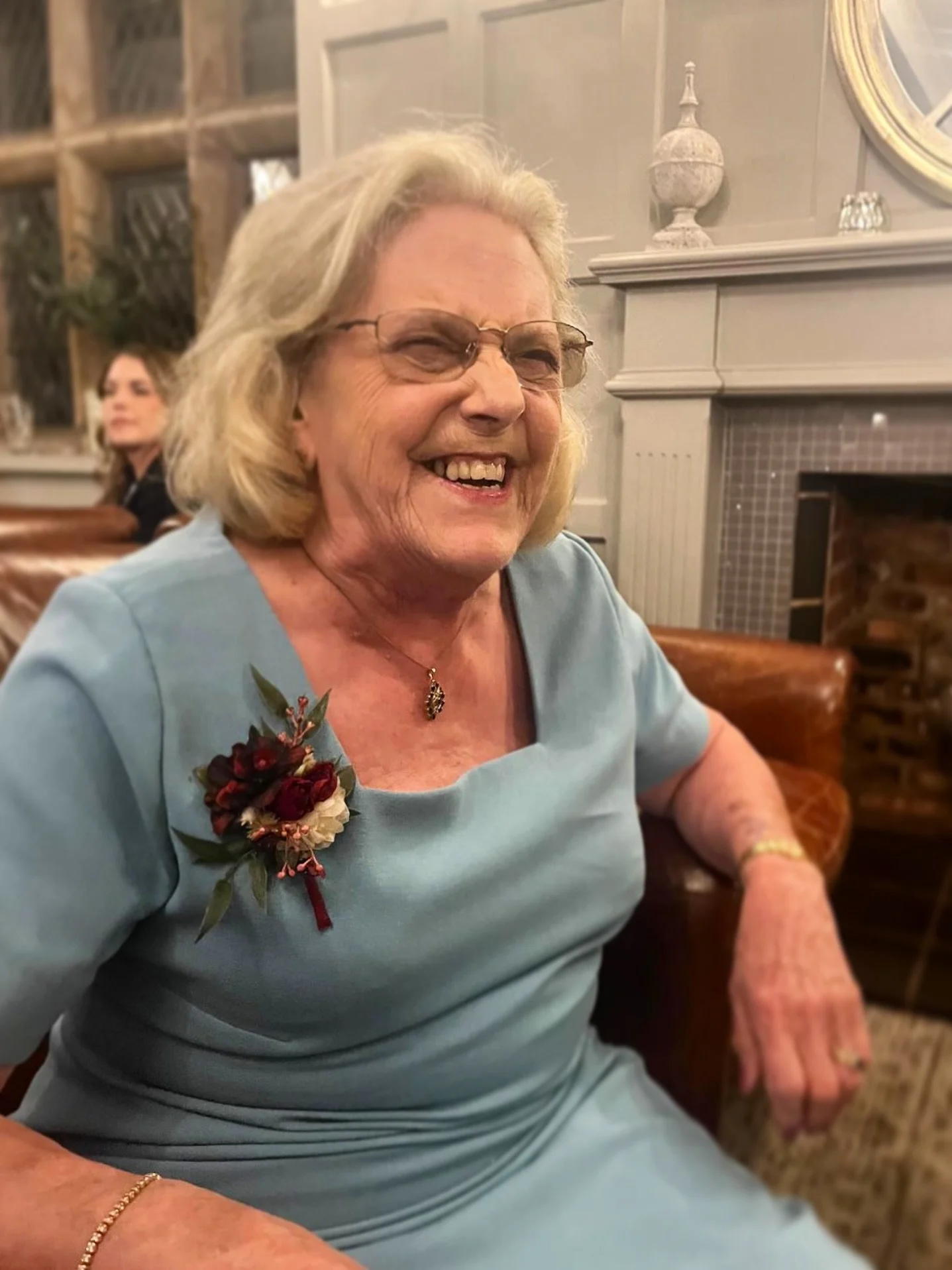 How gorgeous does she look here with her corsage? Flowers aren&rsquo;t just for the wedding party &ndash; I love making sure family members get a little floral love too 🌸

Leanne 🌿

💒 @westonhall1 

#quirkyweddingflowers #quirkyflorals #quirkybrid