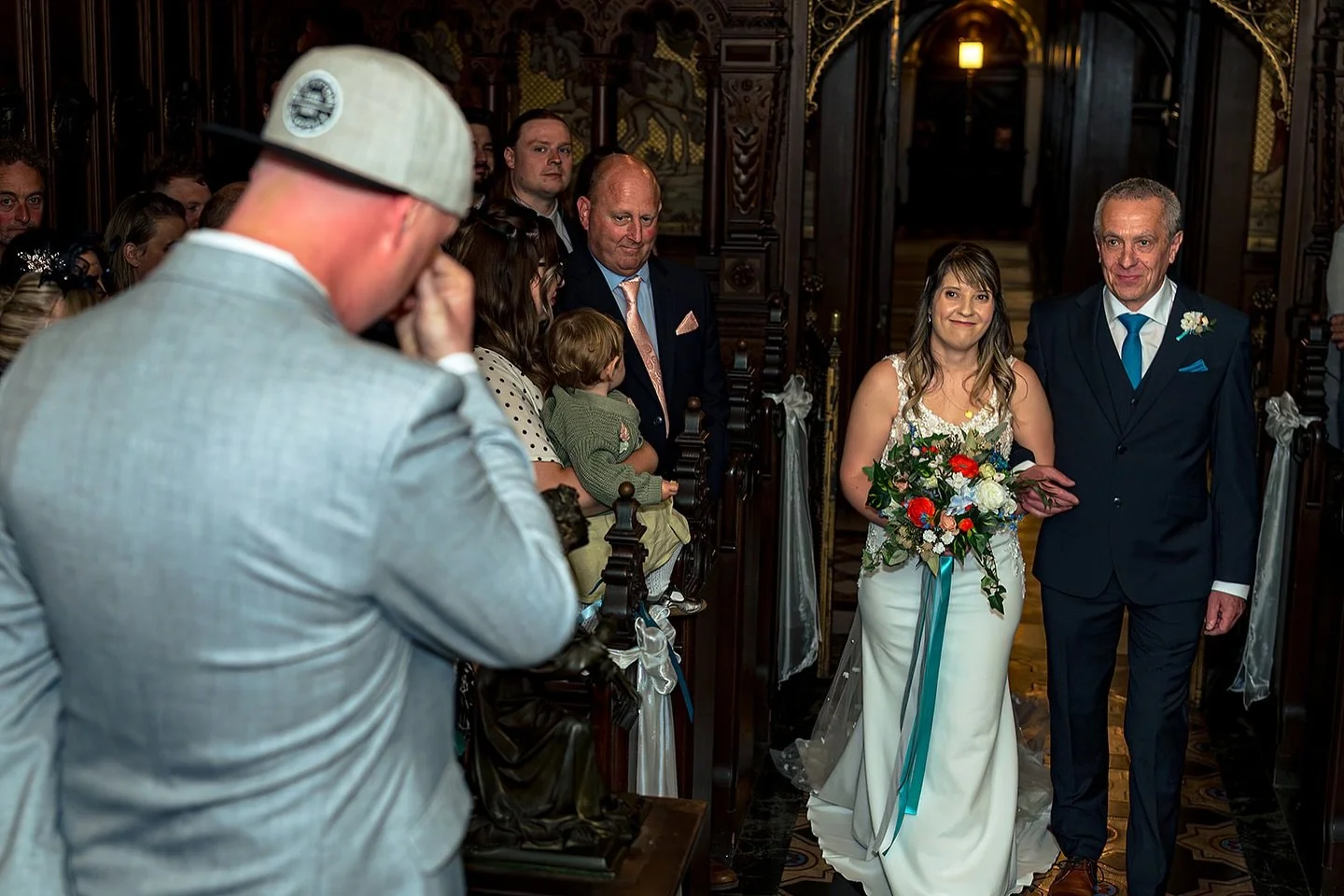 The moment Tom first saw Emma walking down the aisle&hellip; 🥹 Pure emotion. THIS is what weddings are all about &mdash; love, connection, and that once-in-a-lifetime feeling. And can we also talk about how Emma&rsquo;s bouquet stood out so beautifu
