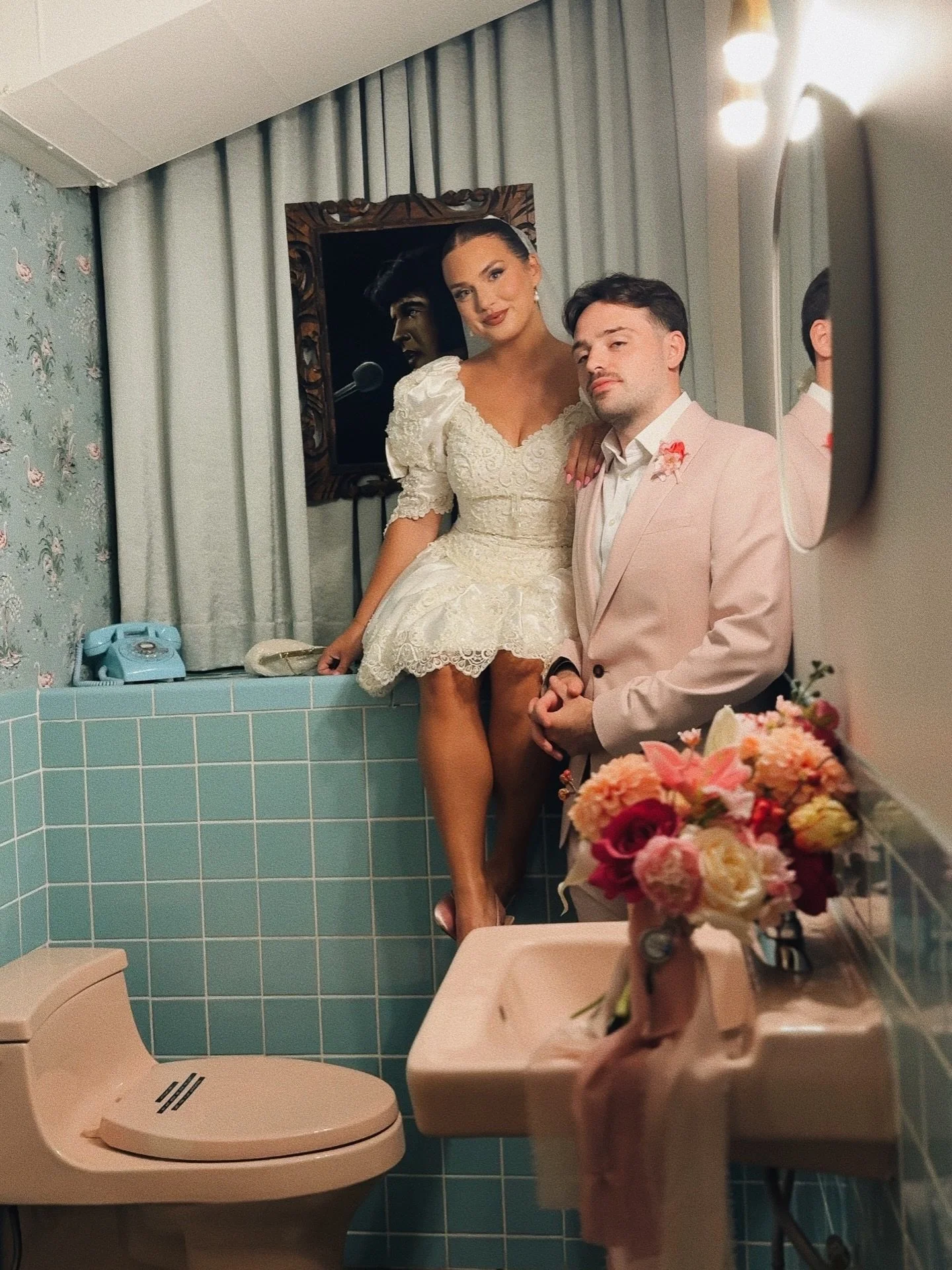 Flat-back bouquet = TRAVEL MAGIC 💼✨ The secret to making flowers destination-ready! Yazzmin&rsquo;s bouquet made it across the world to Vegas and still looked as fresh as the day I made it 🌸

Leanne 🌿

📸 @bsocialweddings 
💒 @surethingchapel 

#d