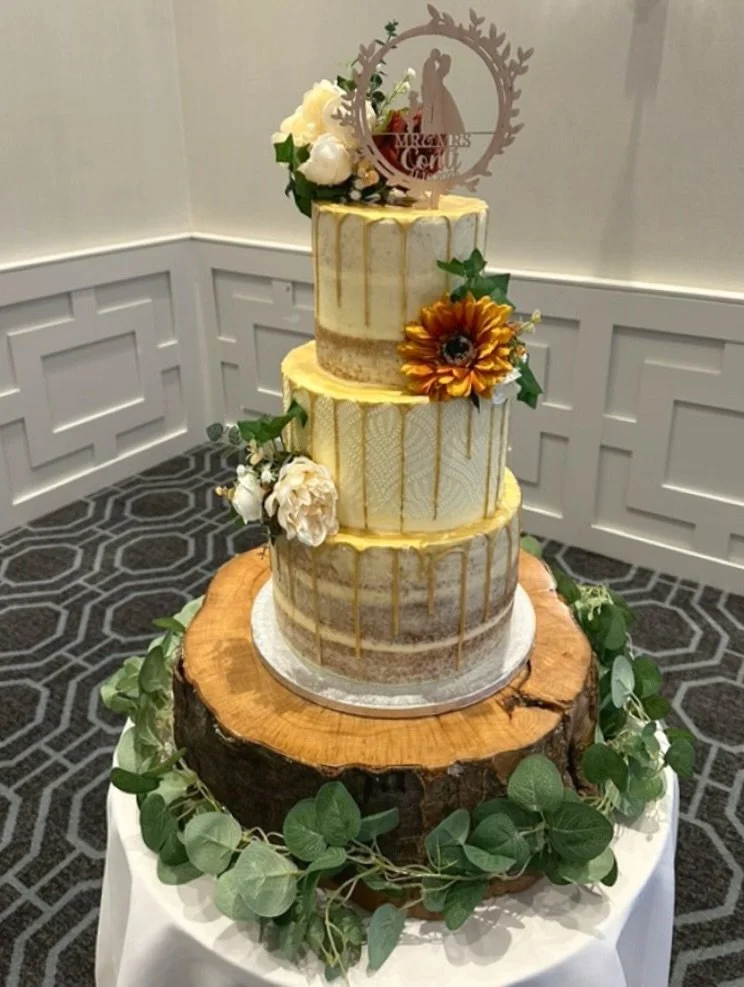 This cake 😍✨
A stunning semi-naked beauty by the lovely Rhian, dressed with silk florals provided by myself designed to match Meg &amp; Zac&rsquo;s warm burnt orange wedding tones perfectly 🍂
Their day at Wychwood Park Hotel was full of autumn char