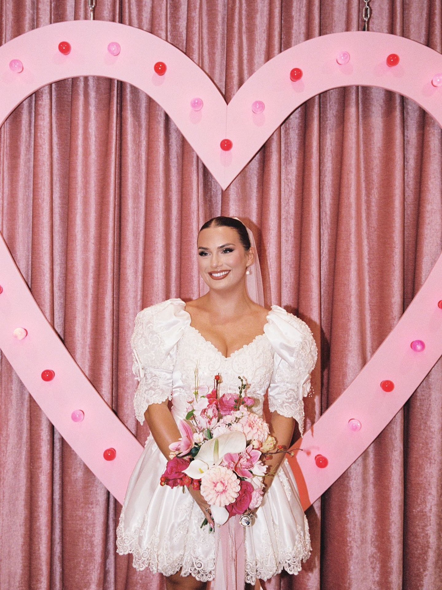 A little moment for the stunning Yazzmin 💖🎰
I&rsquo;ll never get over how incredible she looked &mdash; fun, modern, and absolutely glowing!
Her bright, flat-back silk bouquet travelled all the way from Staffordshire to Vegas and back again, still 