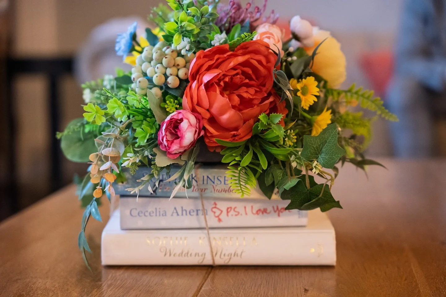 One for the book lovers 📚💐
Emilia &amp; Rob&rsquo;s wedding at Glewstone Court Country House was bursting with personality &mdash; bright, joyful colours and centrepieces set on carefully chosen books from their love of reading.
I loved chatting wi