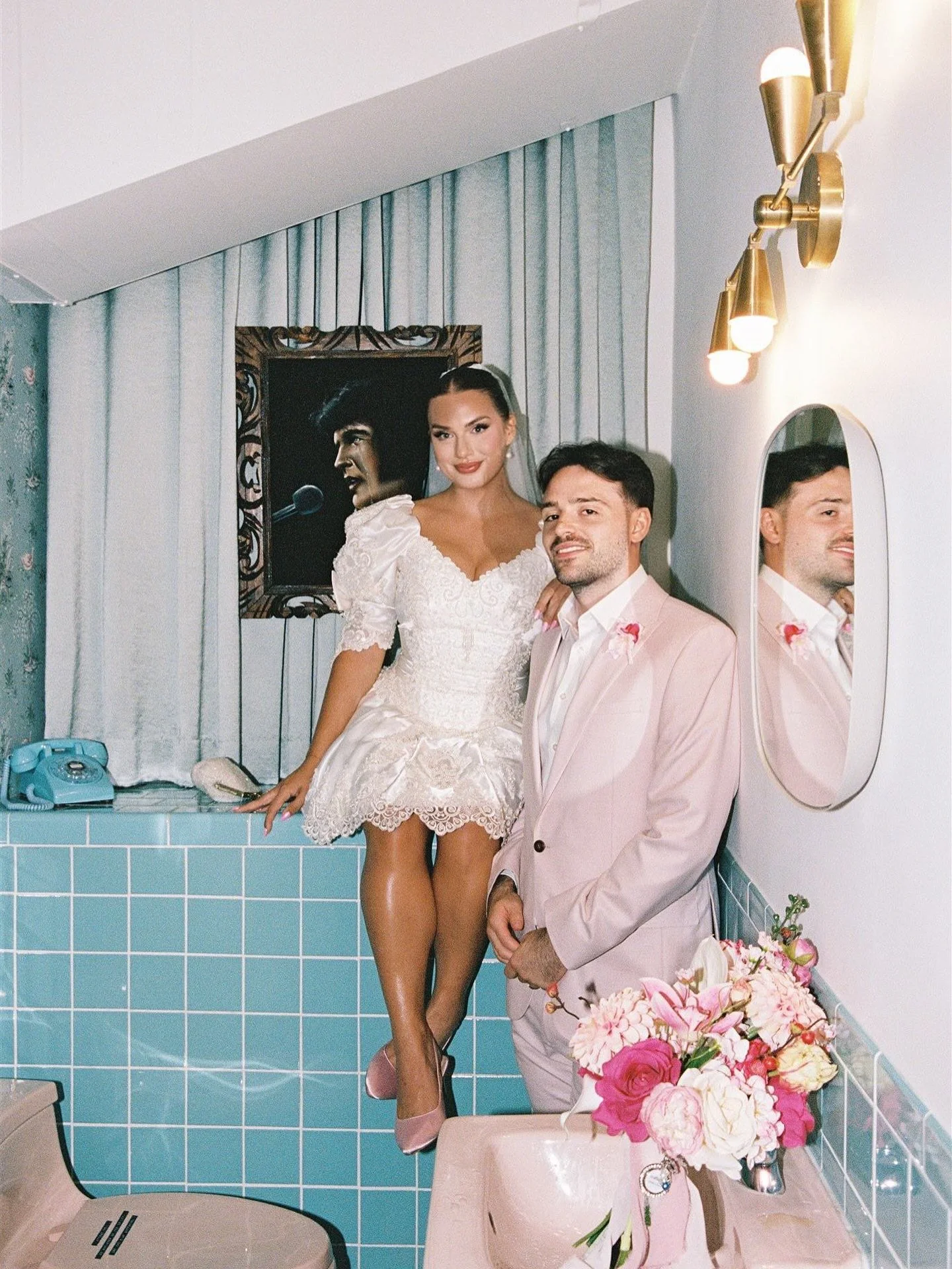 Starting a little Vegas takeover this week because honestly&hellip; how could I not?! 😍
Yazzmin &amp; Adam&rsquo;s wedding at the Sure Thing Chapel was the perfect mix of modern, bold, and unapologetically fun 💕
Their bright silk blooms travelled a