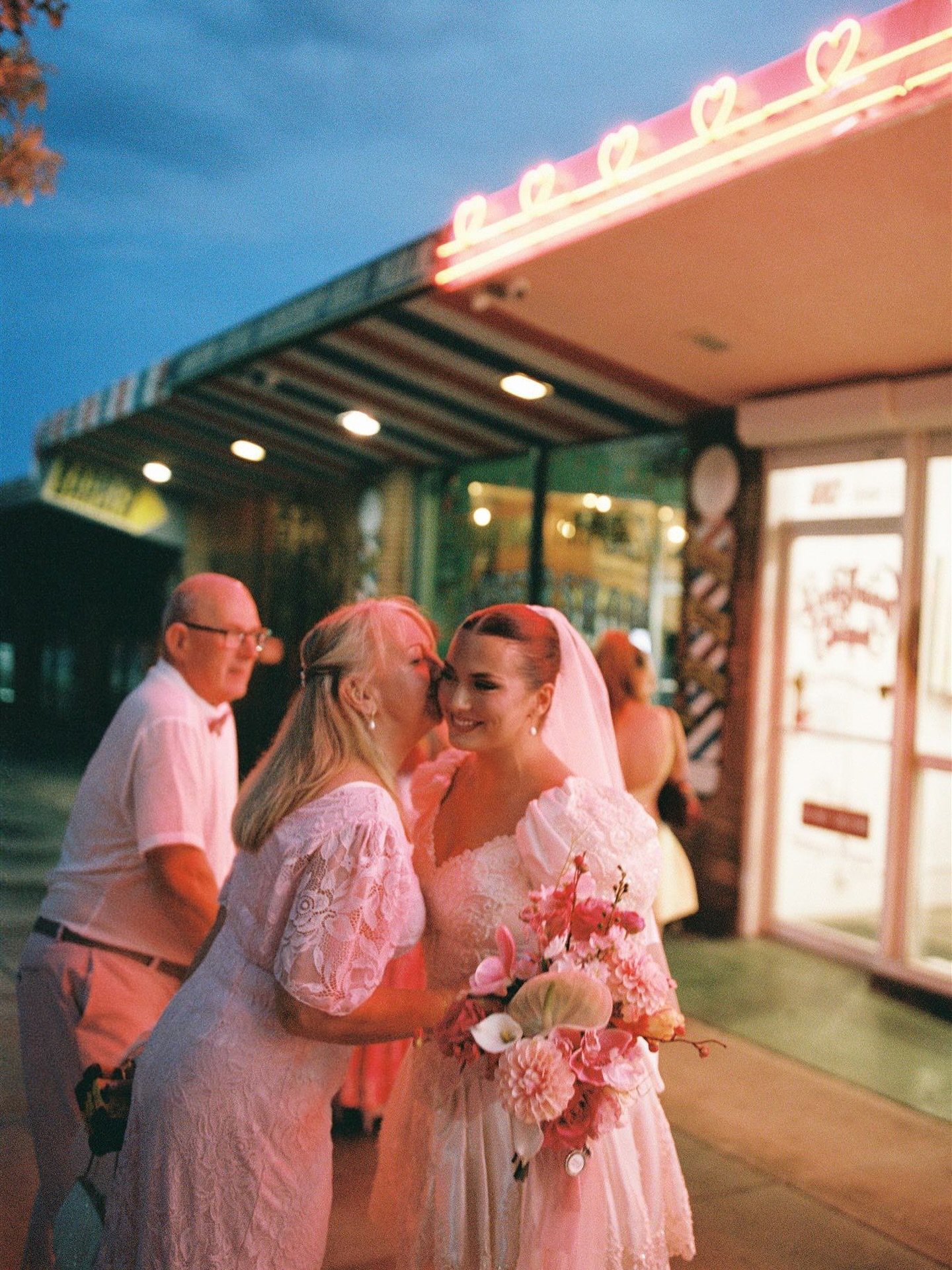 This moment just melts me 🥹
A quiet pause between the fun &mdash; hugs, laughter, and a whole lot of love.
That&rsquo;s what it&rsquo;s all about 💖

Leanne 🌿

💒 @surethingchapel 
📸 @tohaveher 

#VegasWedding #DestinationWeddingFlorist #SureThing