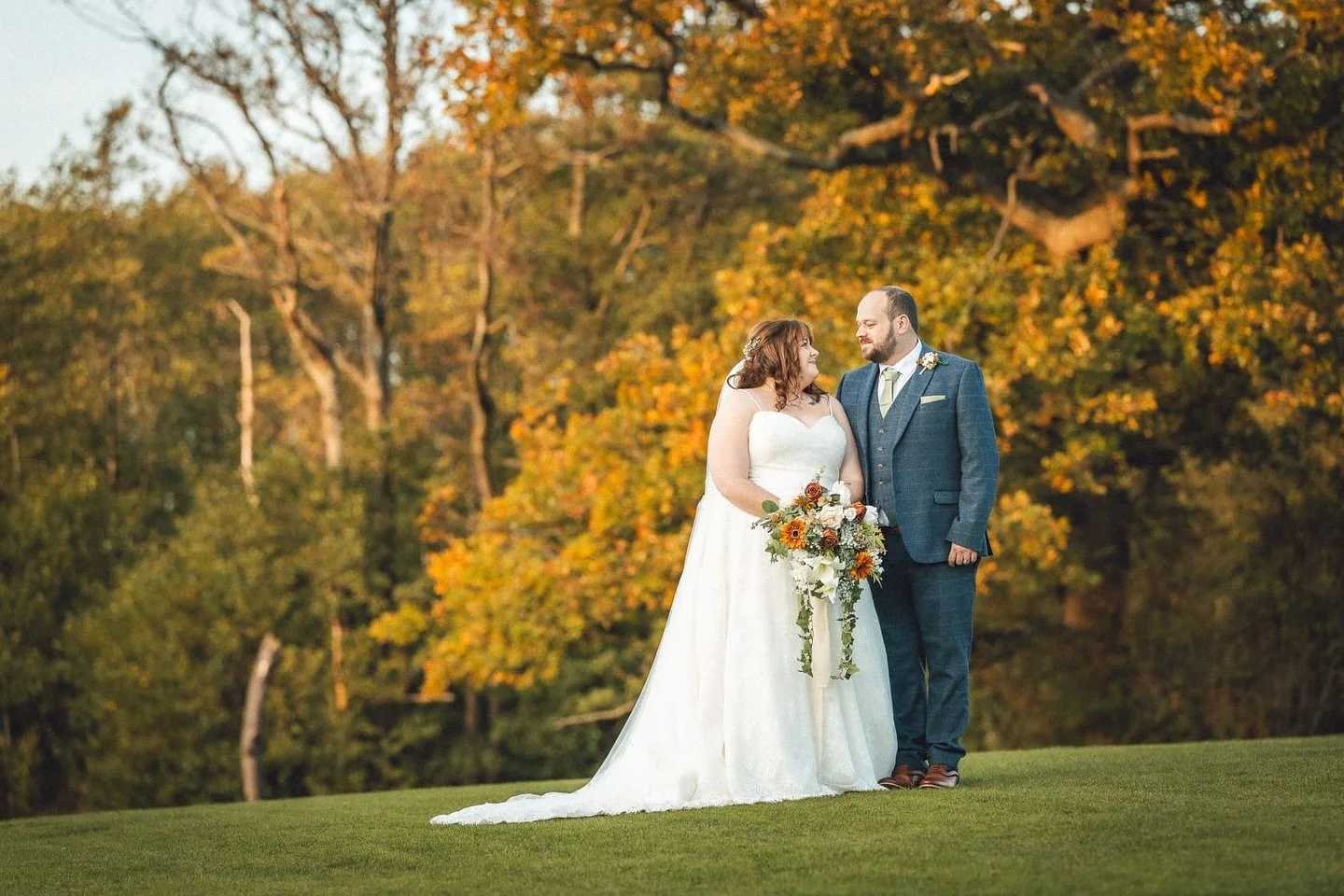 The wait for pro photos is always worth it 😍✨
Meg &amp; Zac&rsquo;s Wychwood Park wedding was bursting with autumn warmth &mdash; burnt orange tones, soft sage greens, and the biggest smiles! 🍂💚
I&rsquo;m still swooning over how beautifully everyt