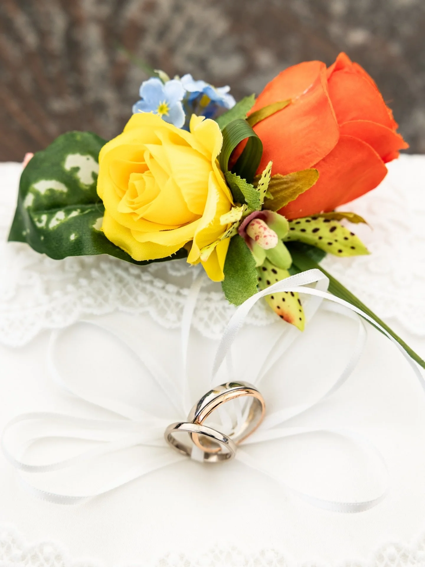 Just look at these colours 😍🔥

Coral, yellow, bold pinks, gorgeous greenery &mdash; the happiest little buttonhole from Anna &amp; Christian&rsquo;s Long Furlong Barn wedding. Even the tiny details from their day were bursting with personality! 💛

