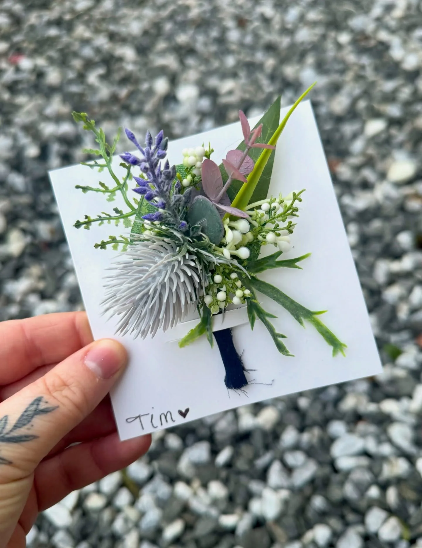 A little moment for this wintery buttonhole ❄️💜
Created for one of the groomsmen at Louise &amp; Richard&rsquo;s wedding, this design used thistle, rich purples and textured greenery for a seasonal, slightly moody feel &mdash; subtle but full of cha