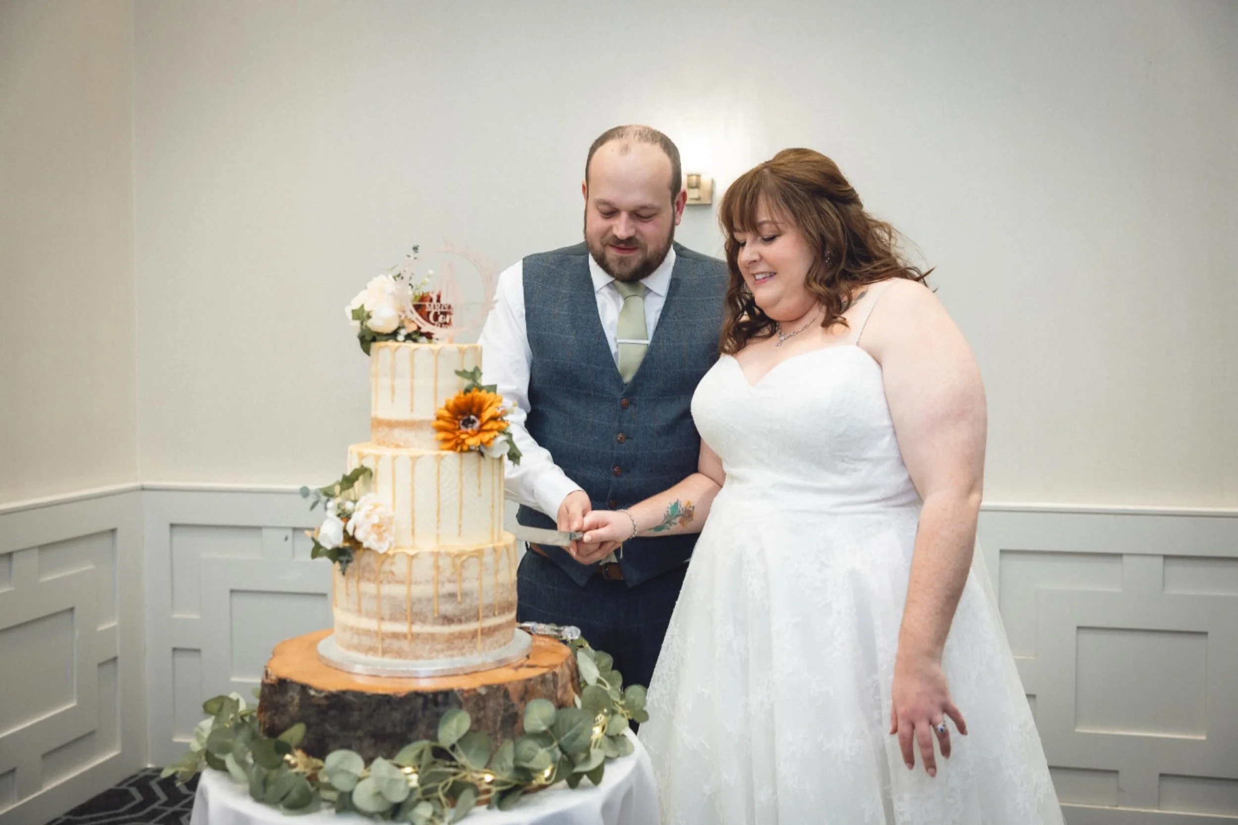 That cake 😍🍰
Megan &amp; Zac&rsquo;s wedding cake by Rhian from Bake-A-Licious was an absolute beauty &mdash; simple, elegant and styled perfectly with warm autumn florals to tie in with the rest of their day at Wychwood Park Hotel 🍂✨

Burnt orang