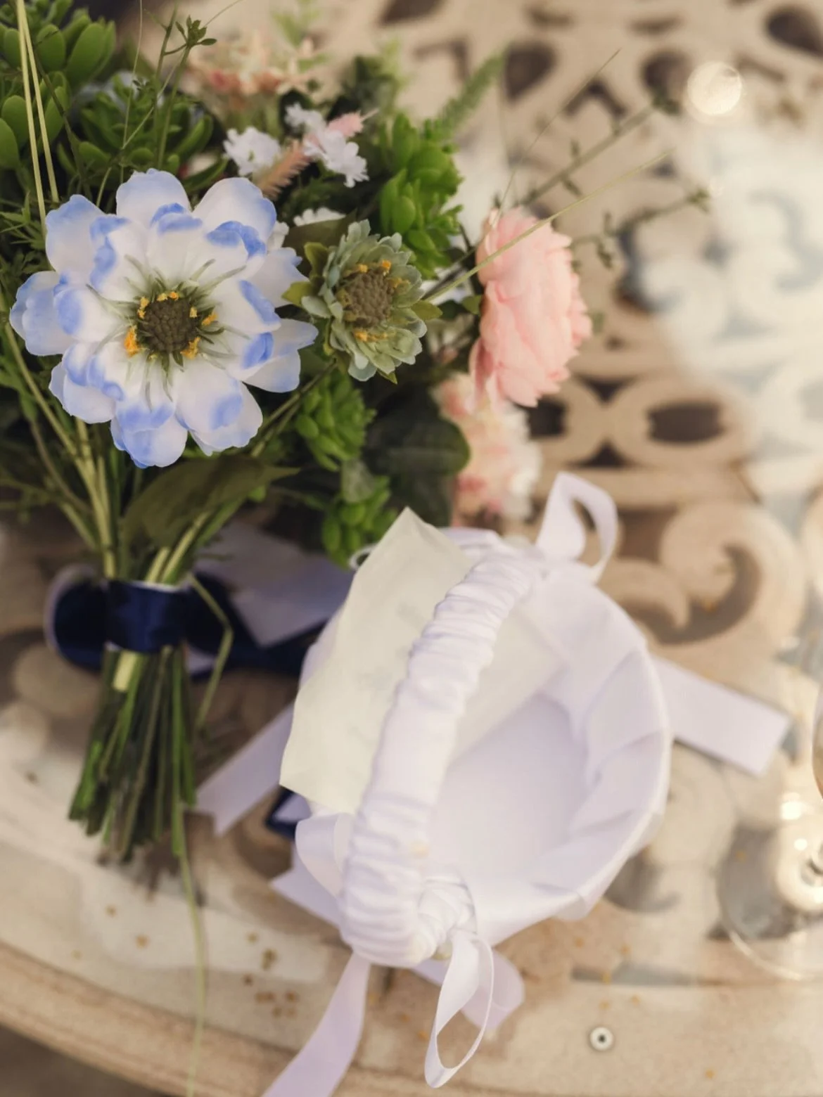 Not every surface at your wedding needs flowers.

I know Pinterest might suggest otherwise&hellip; but good floral design isn&rsquo;t about filling every corner.

It&rsquo;s about placing flowers where they actually matter.

Your bouquet.
Your button