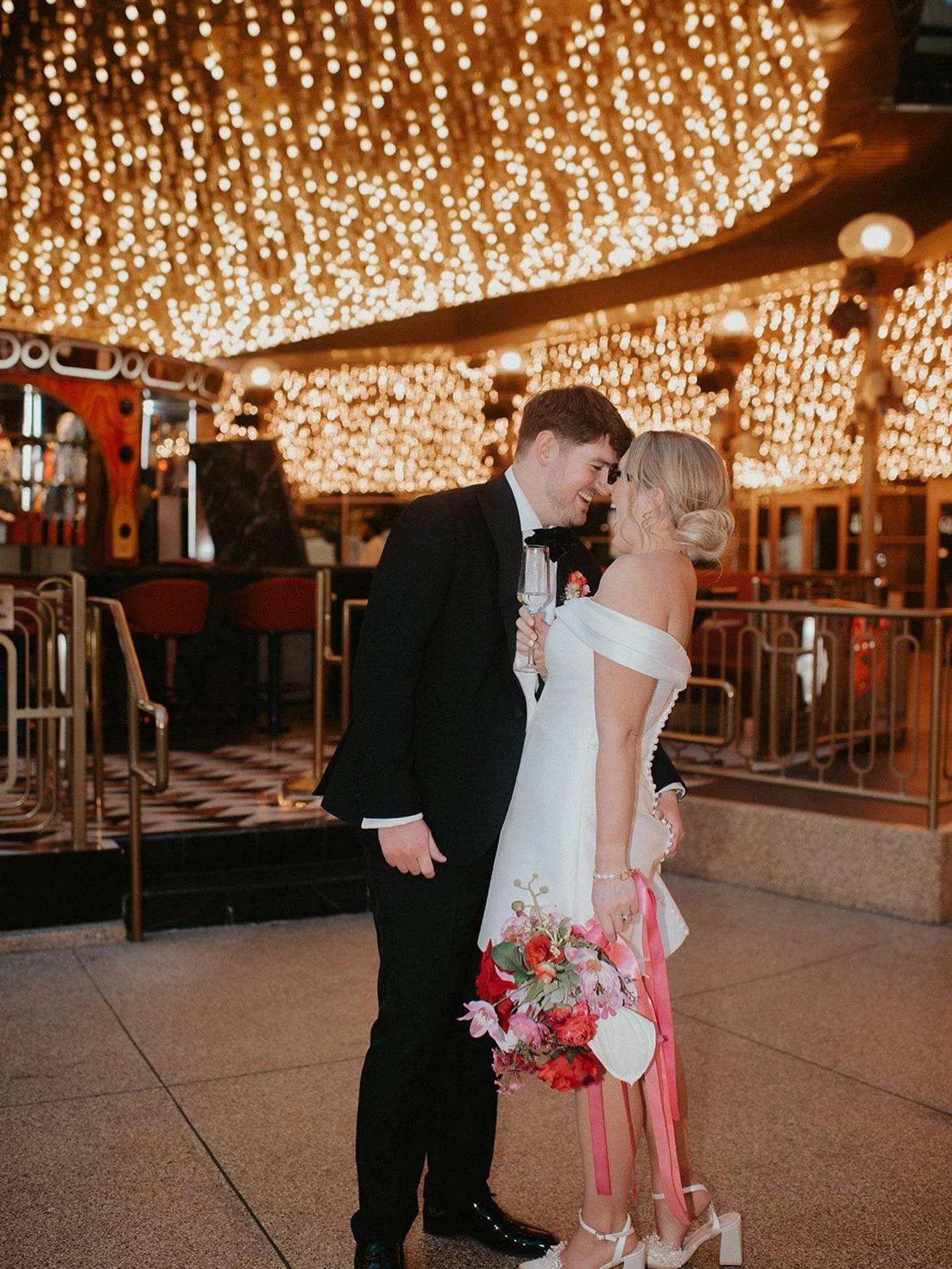 Casually dropping this here because&hellip; just LOOK at it 😮&zwj;🔥

UK couple&hellip; flew to Vegas&hellip; took their flowers with them&hellip;
and ended up with THIS.

This is exactly why I bang on about silk flowers for destination weddings &md