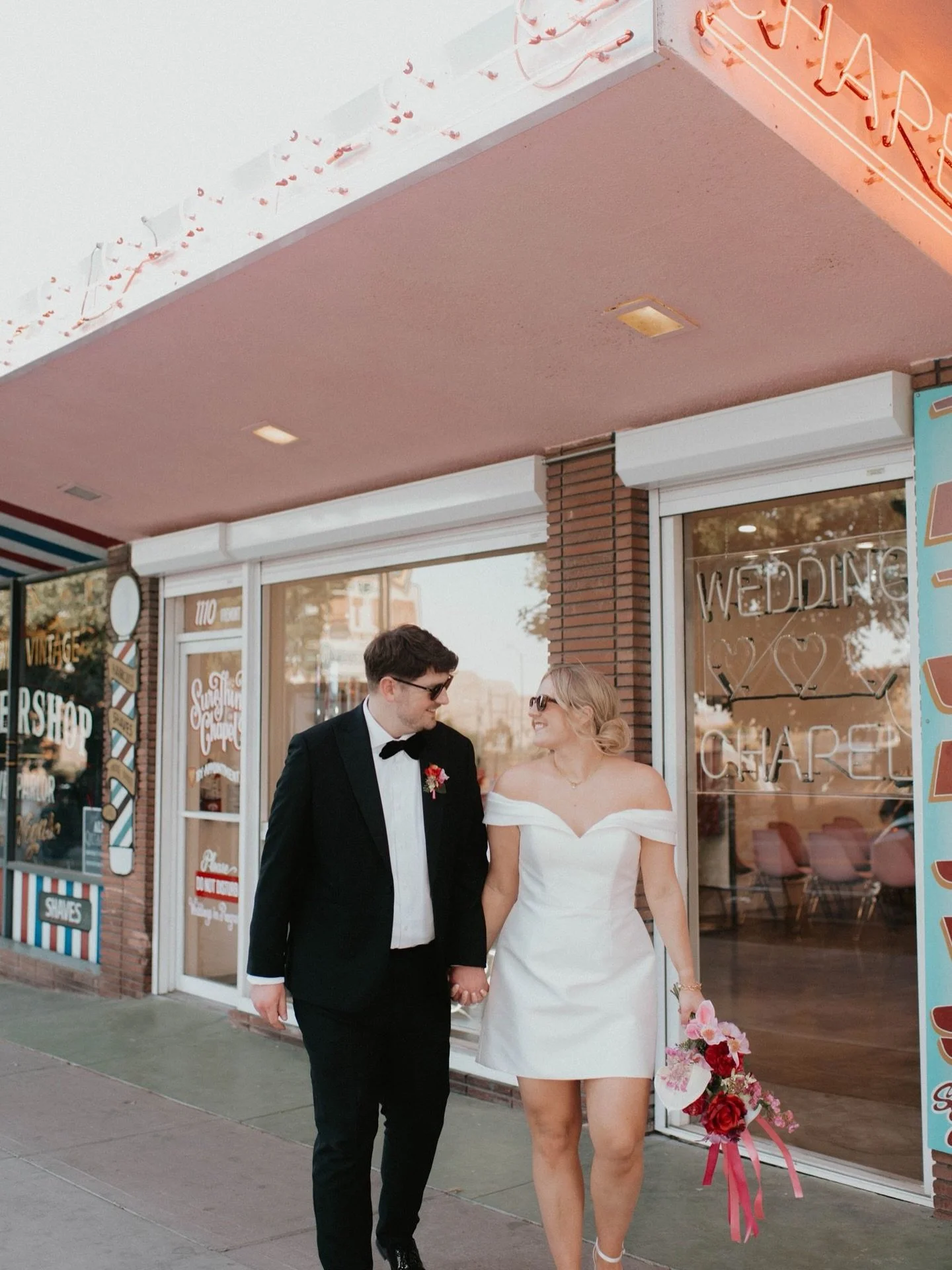 Still not over this one&hellip; 😮&zwj;🔥

Flowers packed in the UK&hellip;
flown across the world&hellip;
and looking like THIS on the day

Honestly&hellip; this is why I love destination weddings so much ✈️

Leanne 🌿

📸 @brittanylo_photo 
💒 @sur