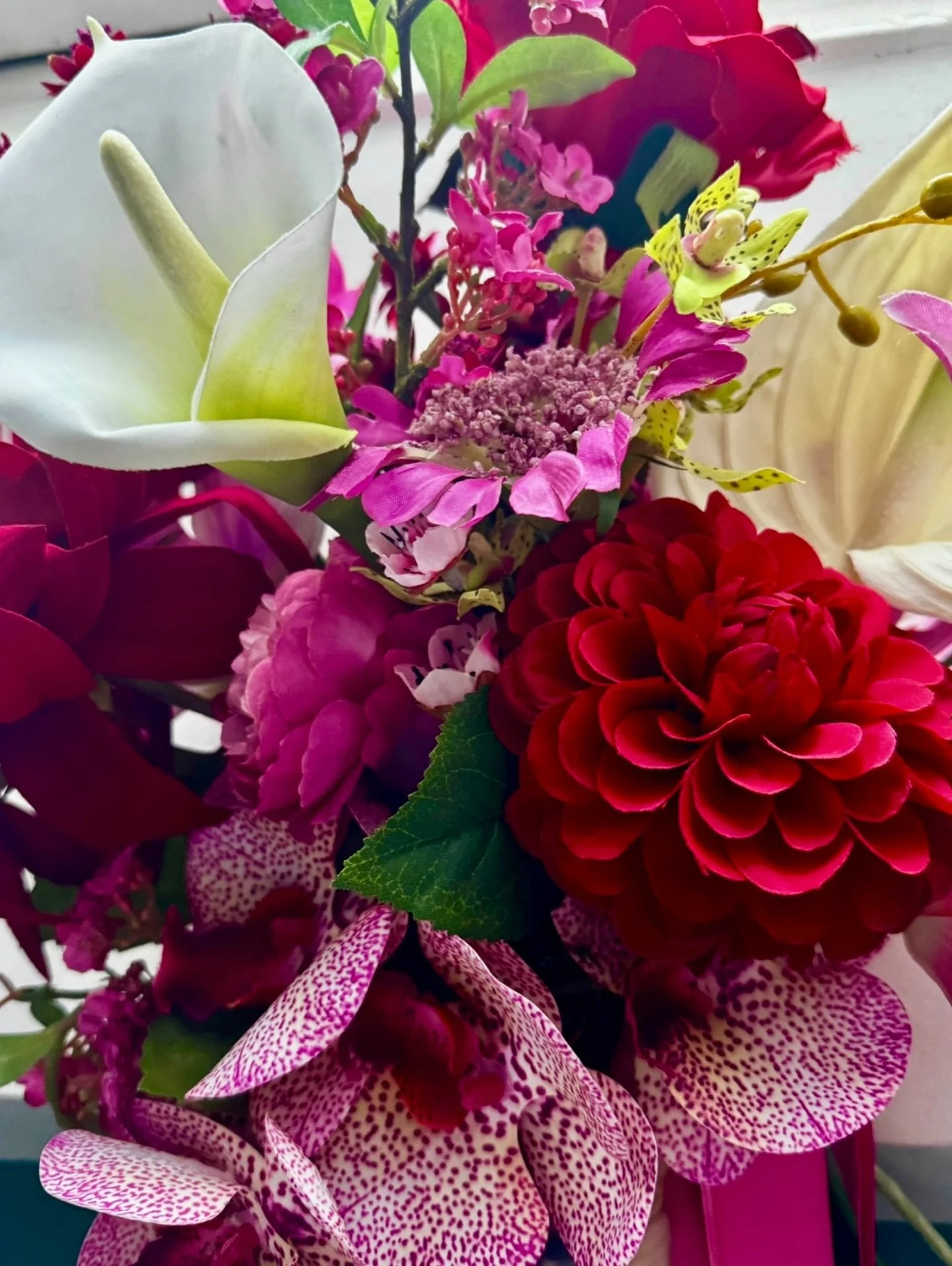 Proof you don&rsquo;t need &lsquo;real&rsquo; flowers to get this kind of finish 👀

High quality silk, designed properly&hellip;
and you get something you can actually keep

Leanne 🌿

#StaffordshireWeddingFlorist #ArtificialWeddingFlowersUK #SilkFl