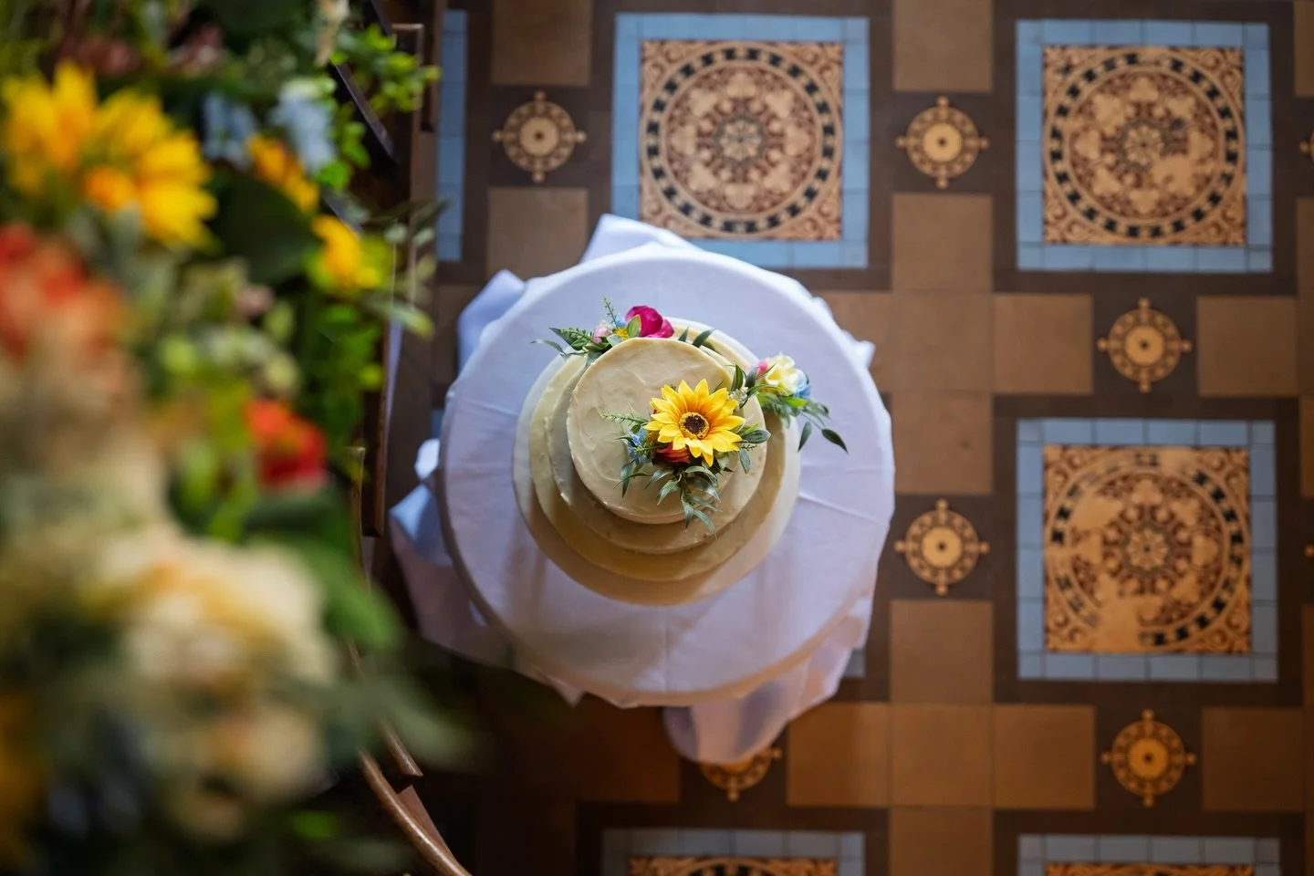 Let&rsquo;s talk about the bits people don&rsquo;t always think about&hellip;

Your cake table 👀

Flowers don&rsquo;t have to just be bouquets and buttonholes &mdash; adding them into your cake setup ties everything together without needing loads mo
